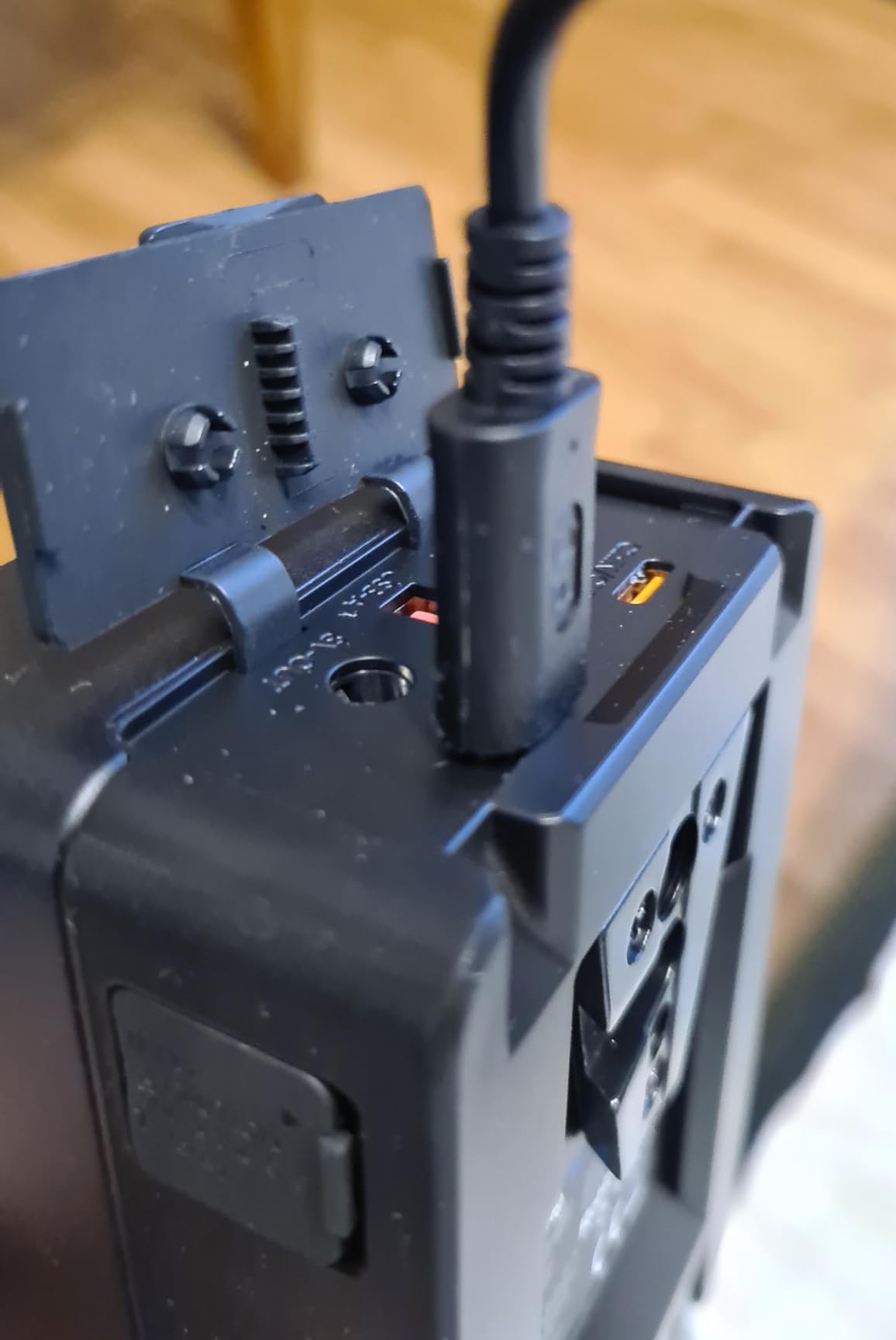 SMALLRIG V Mount Battery, 99Wh / 6800mAh V Mount Battery with 100W Output, 2.5H Full Charge, PD 3.0 Fast Charging, for Filmmakers, Cameras, Camcorders, Phones, Monitors, Video Lights customer photo 2