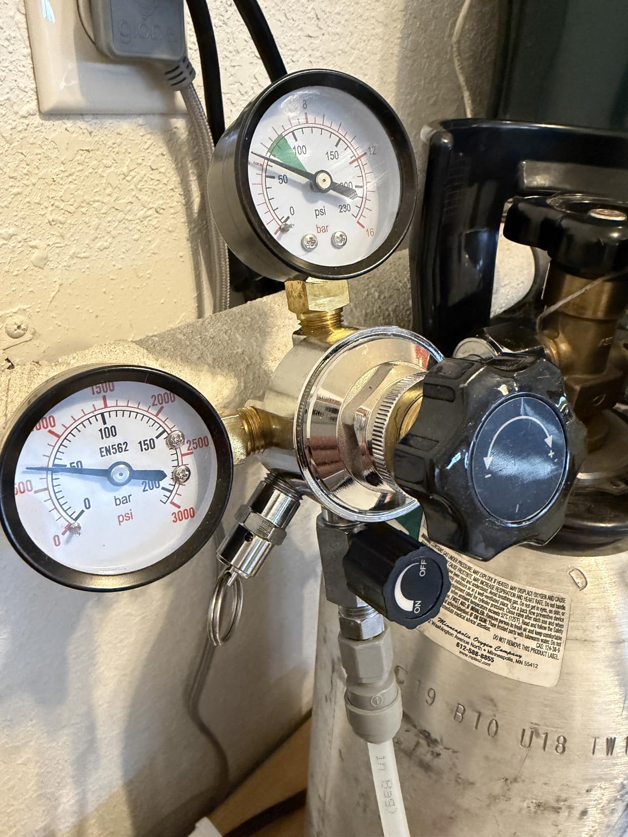 High Pressure CO2 Regulator Dual Gauge Keg Regulator 0-120PSI Output Pressure Regulator for Kegerator - CGA 320 Beer Regulator, 7/16-20 UNF Thread Fittings, Keg Regulator for Beer, Soda customer photo 1