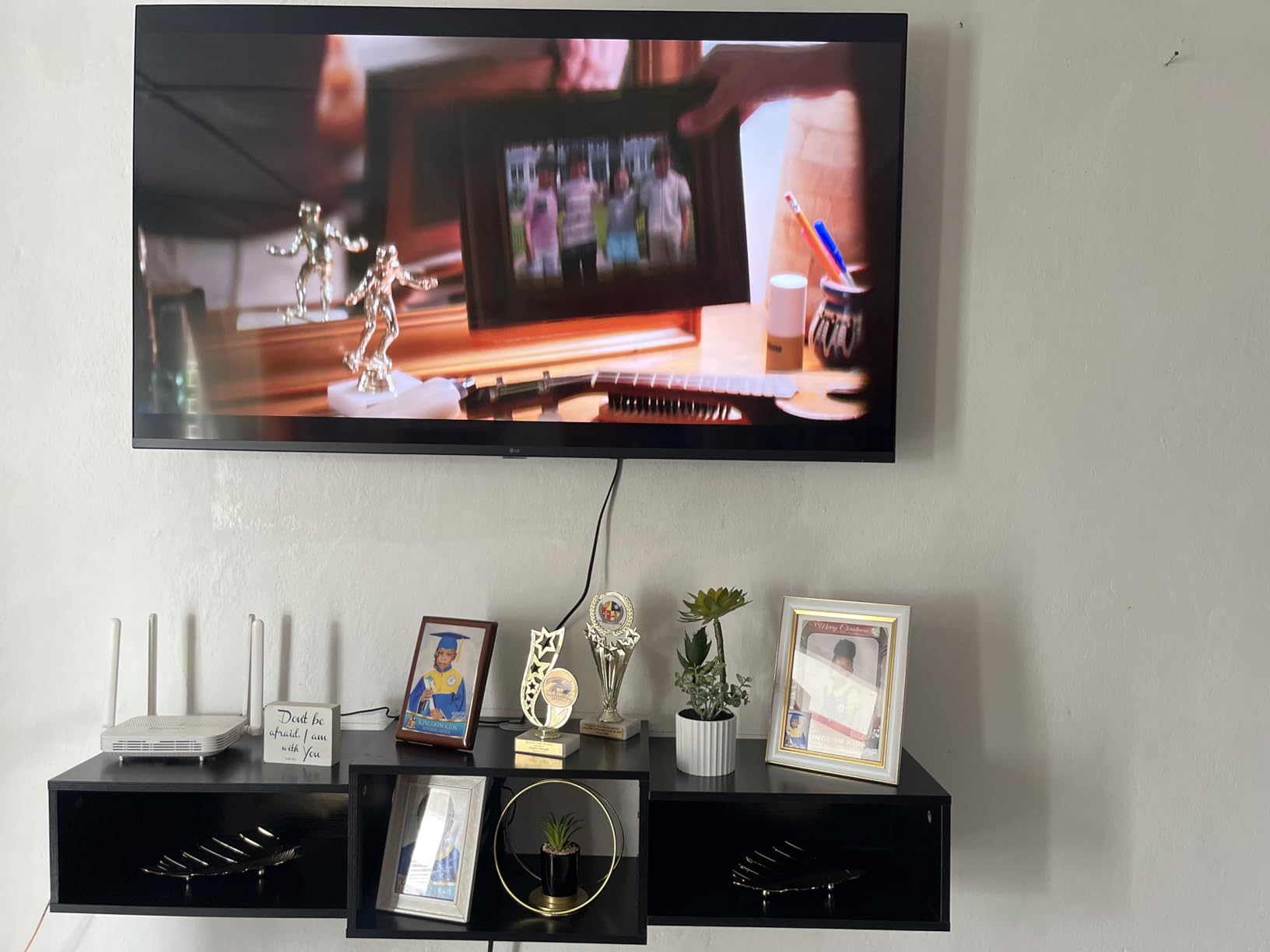 IBUYKE Floating TV Stand Wall Mounted with Power Outlet, Modern Wood Wall Mounted Media Console Shelf, Floating Entertainment Center for Under TV Storage for Living Room Bedroom Office, Black customer photo 1