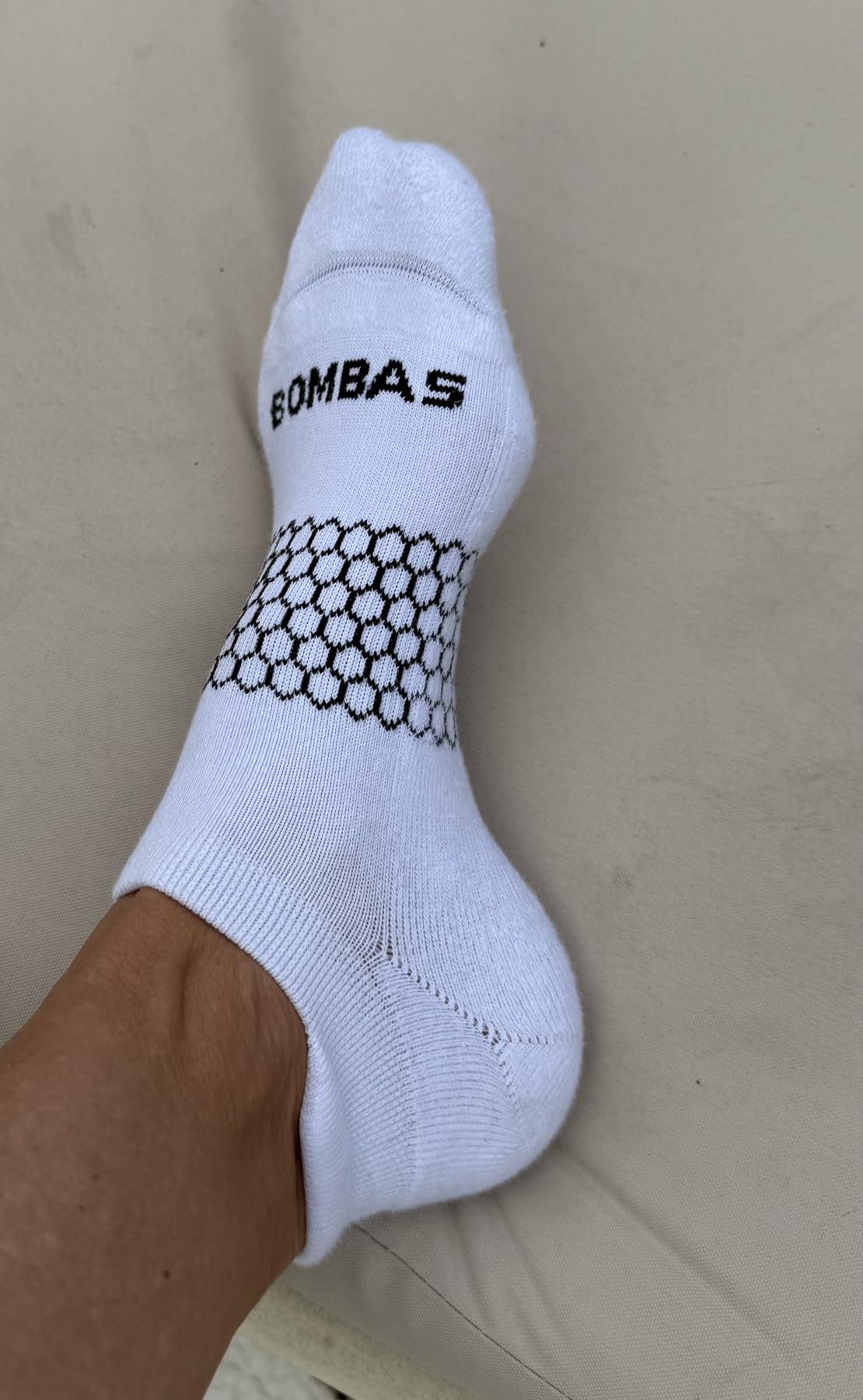 Bombas Women's Solids Ankle White Socks Medium (4 Pack) customer photo 1