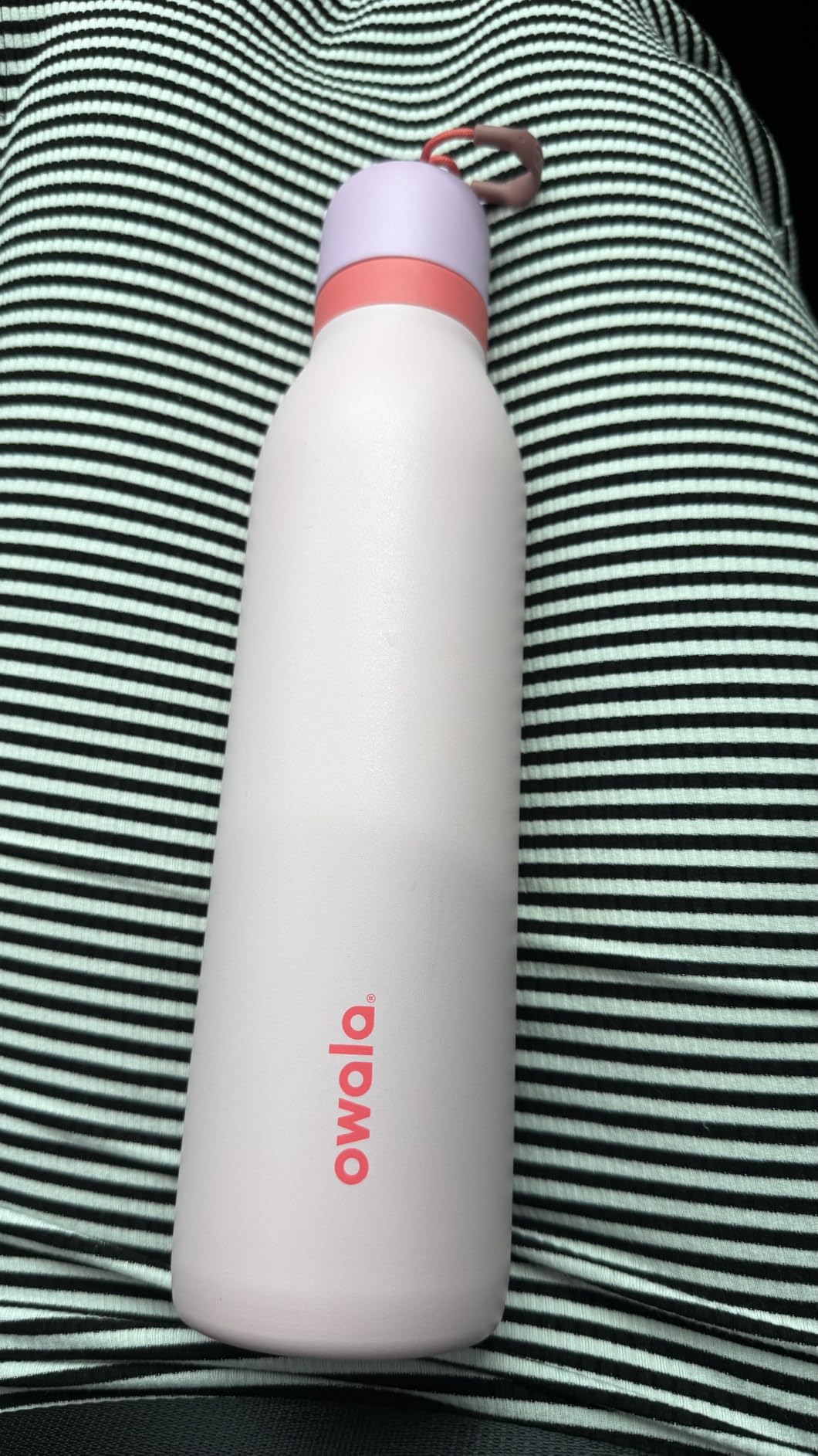Owala FreeSip Twist Insulated Stainless Steel Water Bottle with Straw for Sports and Travel, BPA-Free, 24-oz, Blue/Grey (Foggy Tide) customer photo 2