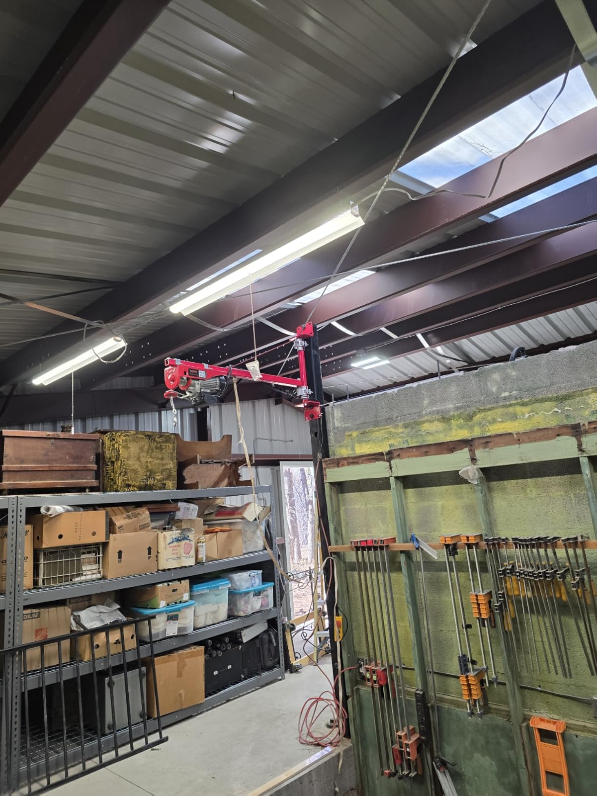 VEVOR Wall Mount Jib Crane, 1320 lbs Max Load Capacity Electric Scaffolding Lift, Electric Hoist Holder Swing Arm with Pole, Steel Hoist Frame, 180° Swivel Scaffold Lifting Arm for Electric Hoist customer photo 1