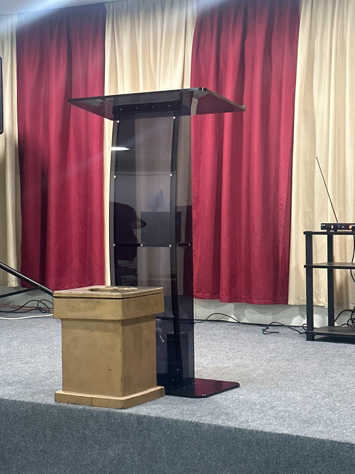 VEVOR Acrylic Podium, 47