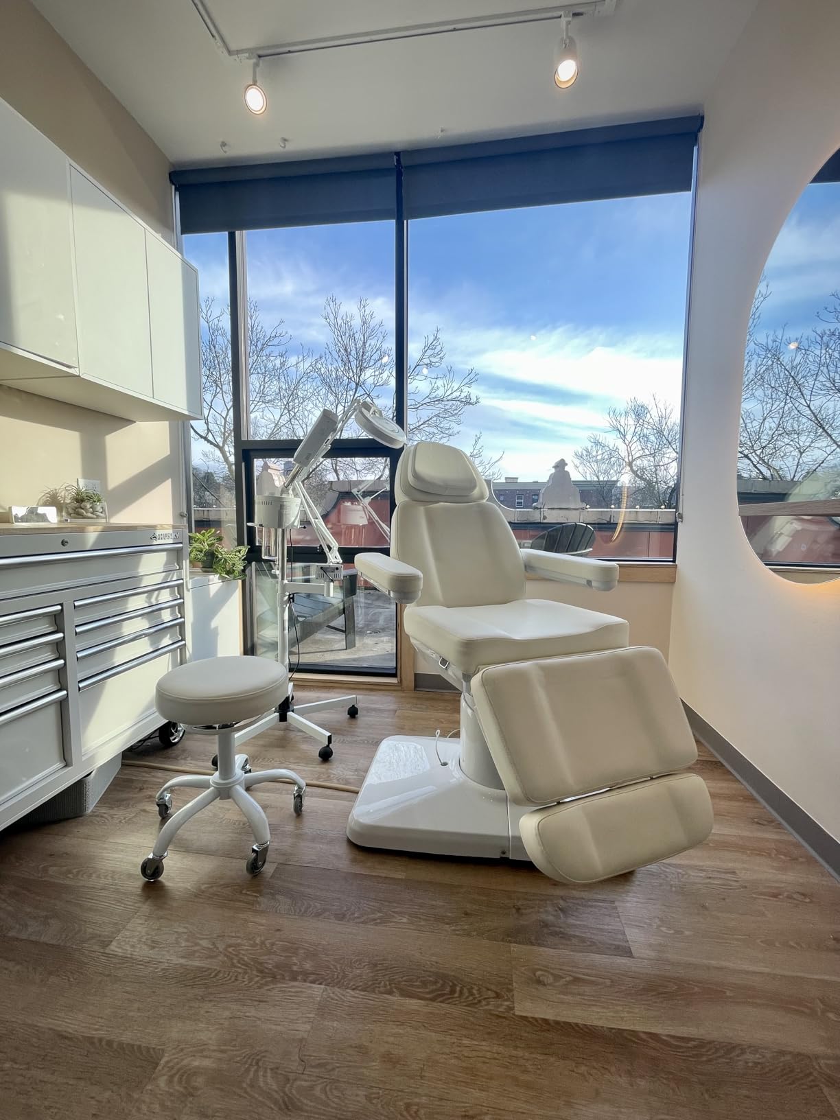 OmySalon Electrical Facial Beauty Spa Medical Treatment Bed, 120° Rotation Massage Tattoo Dental Aesthetic Chair with 3 Motors & Remote Control, Black customer photo 1