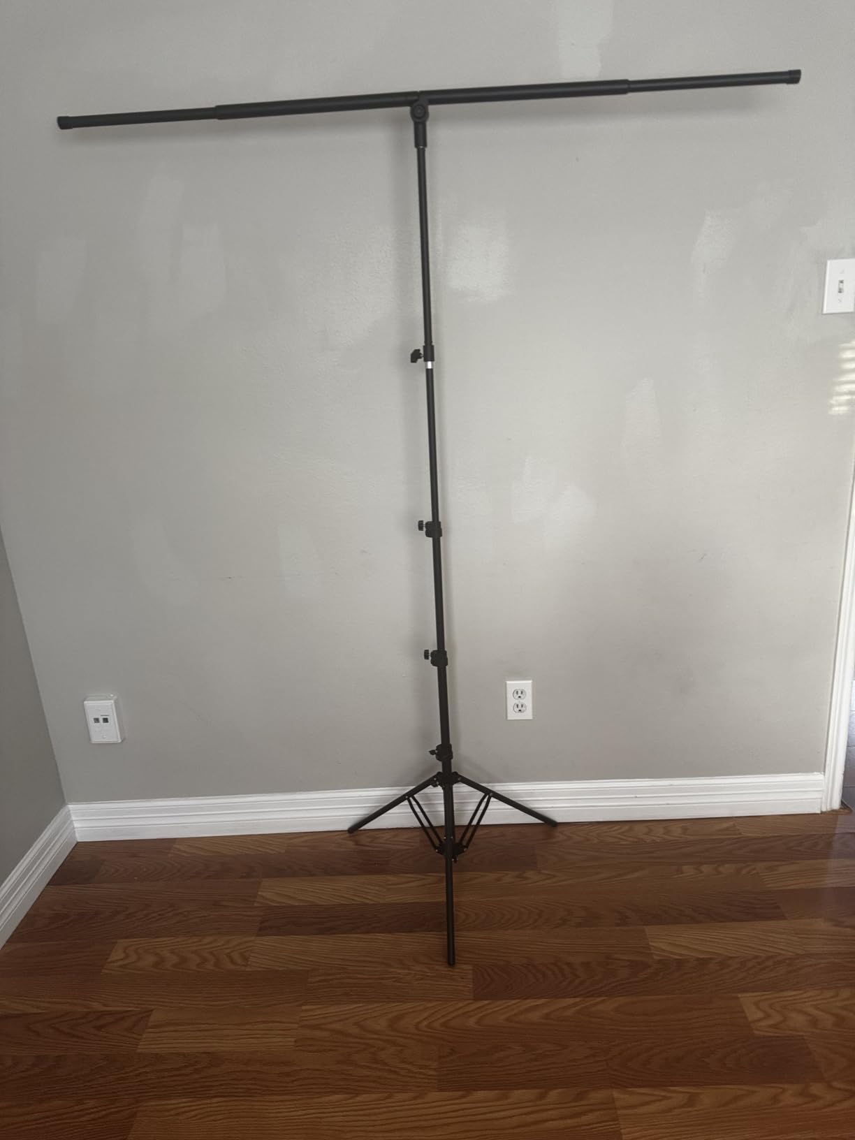 Green Screen Backdrop Kit with T-Shaped Stand, 4.6x6ft Adjustable Chroma Key Green Screen for Streaming, Photography Background with Stable Support for YouTube, Gaming, Video Recording customer photo 1