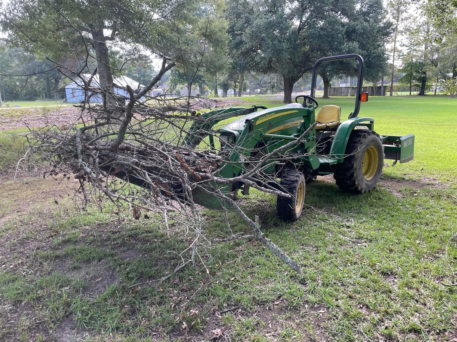 VEVOR Clamp on Debris Forks for 60 inch Buckets, 4560 lbs Loading Weight Pallet Forks for Loader, Tractor Buckets, Skidsteer, for Removing Limbs, Yard Waste and Debris customer photo 1