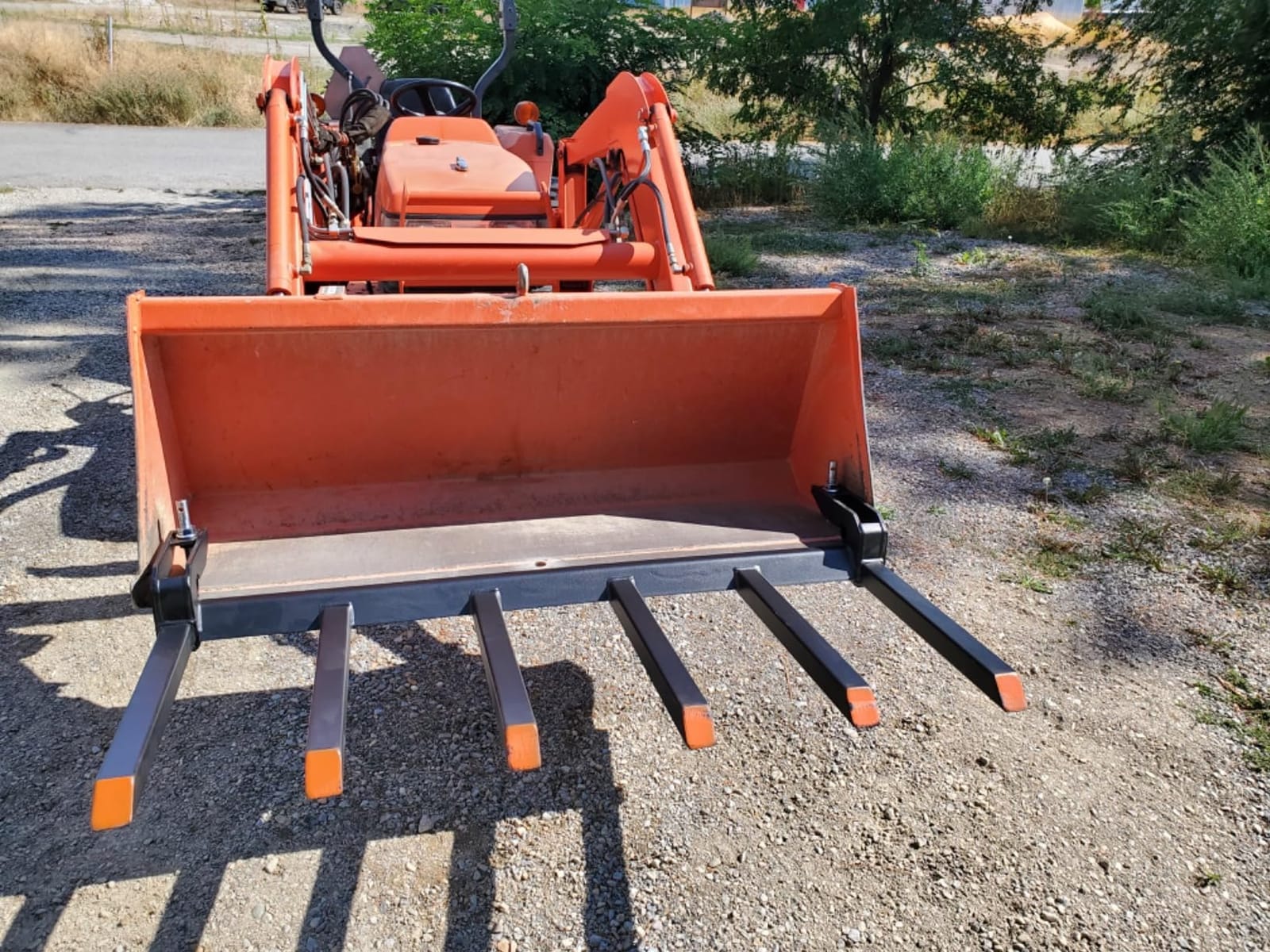 VEVOR Clamp on Debris Forks for 60 inch Buckets, 4560 lbs Loading Weight Pallet Forks for Loader, Tractor Buckets, Skidsteer, for Removing Limbs, Yard Waste and Debris customer photo 2