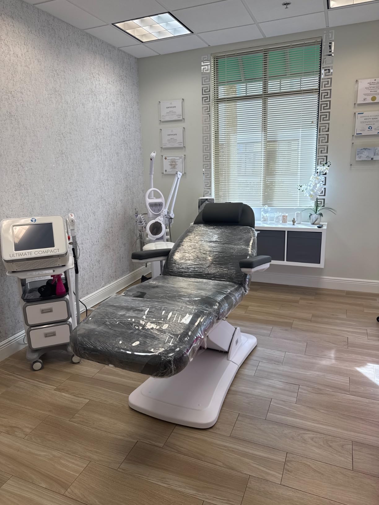Insight Med Spa Chair, Electric Medical Exam Table, Sand | Medical Spa, Podiatry, Esthetician and Dermatology Bed, Trendelenburg Position, 4 Motors, Holds 440 lb, 2 Year Warranty customer photo 2
