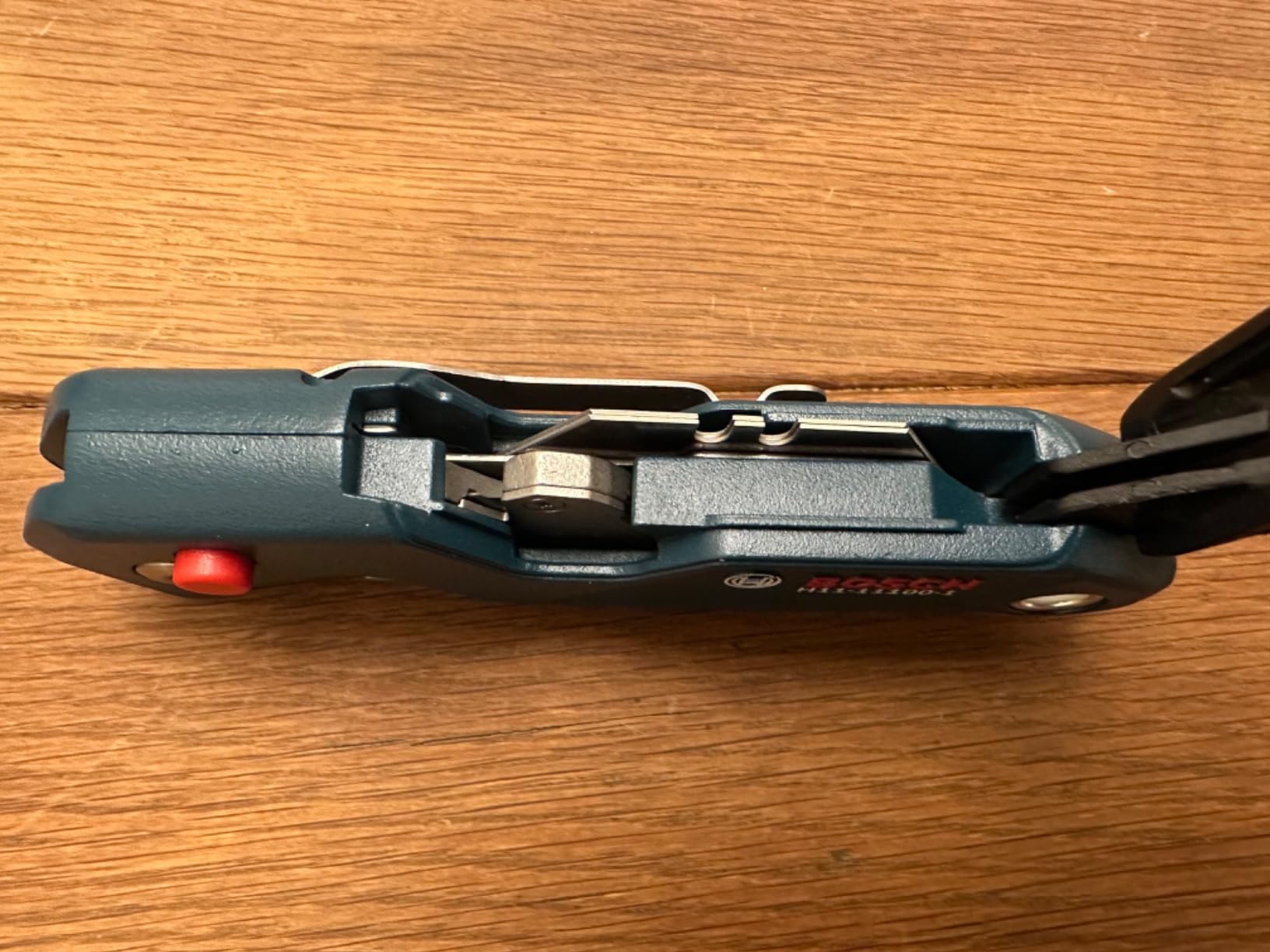 BOSCH H11-11100-1 Folding Utility Knife | Compact, Portable, Durable Box Cutter, Heavy Duty Utility Knife with Integrated Blade Storage, Thumb Rest, Belt Clip, Strap Cutter, 3 Blades customer photo 1