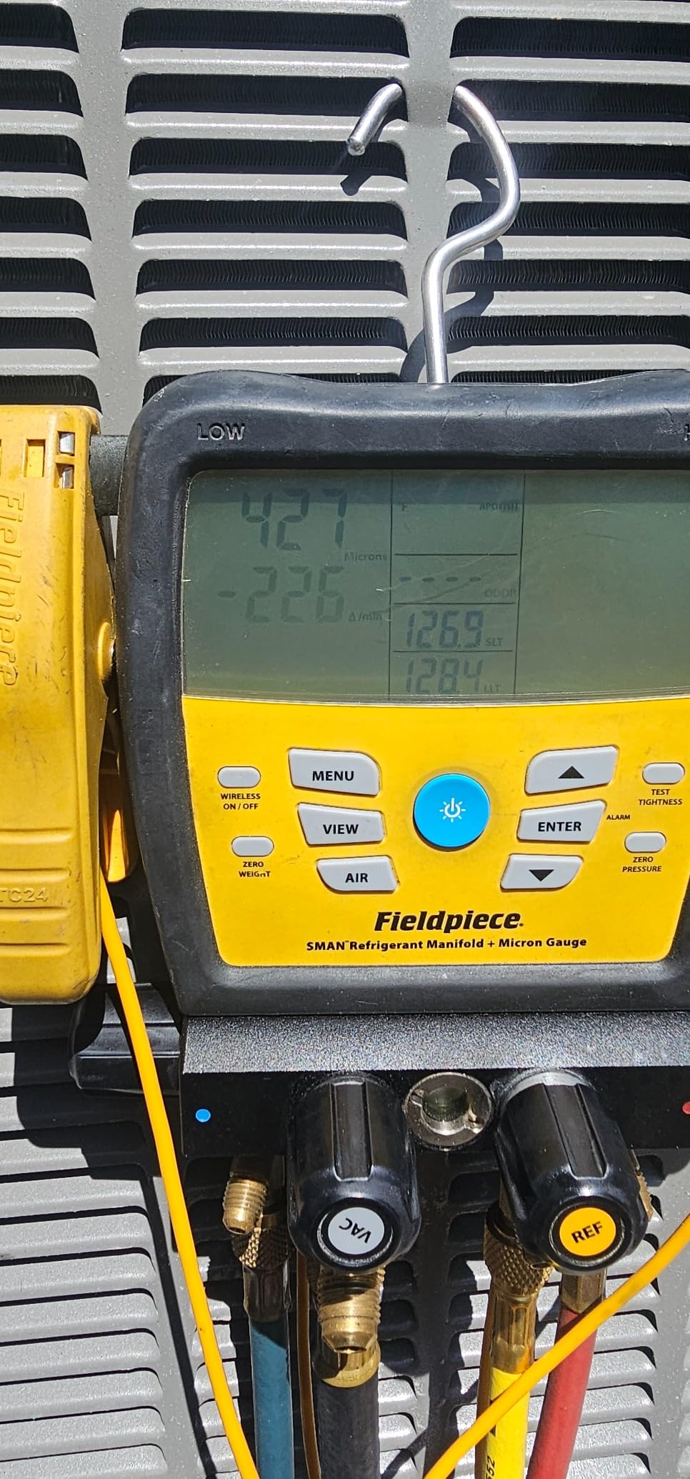 Fieldpiece SM482V Wireless 4-Port SMAN Refrigerant Manifold with Vacuum Gauge - Air Conditioning/Refrigerant Digital Gauges for HVAC & Refrigeration customer photo 1