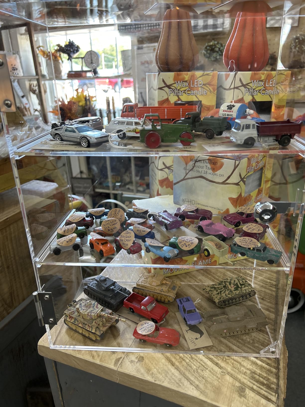 Locking Display Case, Acrylic Display Case with Lock Key, Clear Countertop Display case with Shelves (11.8x5.9x15.7 inch, 4.9-11in Adjustable Shelf Clearance) customer photo 2
