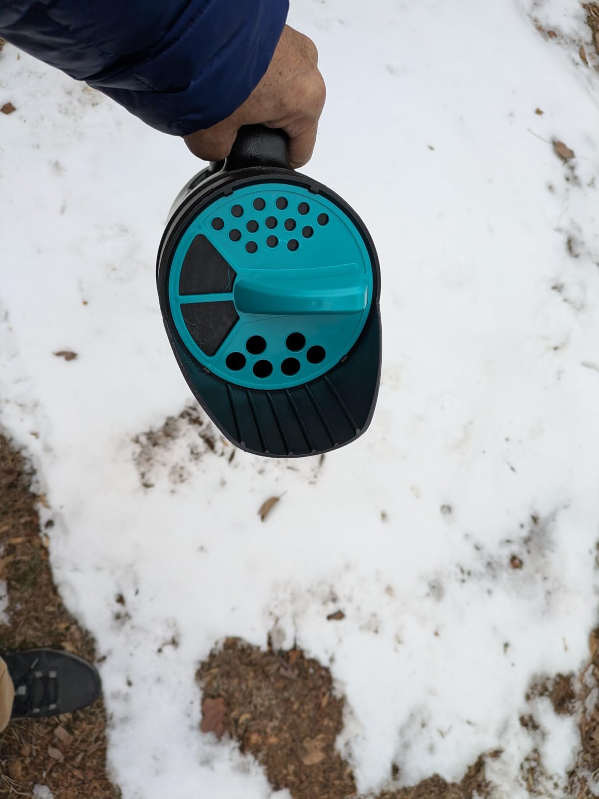 AquaDoc Handheld Seed Spreader for Lawns, Fertilizer, Snow Salt - 2.5L | Multi-use Hand Spreaders for Lawns, Spa & Pool Chemicals with Multiple Size Openings customer photo 2