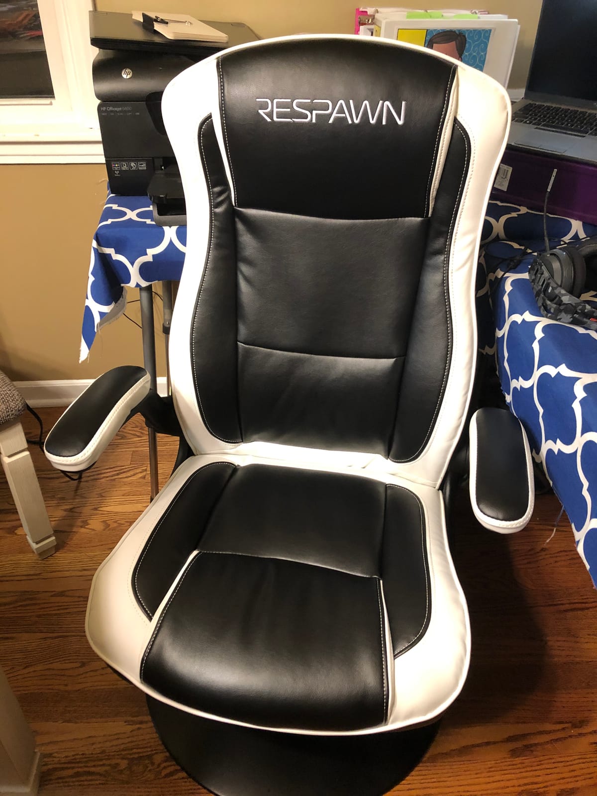 Respawn 800 Console Rocker Gaming Chair, Swivel Seat with Lumbar Support | 360° swivel rocker gaming chair with lumbar support, flip-up arms and stable base for console gaming or reading. customer photo 2