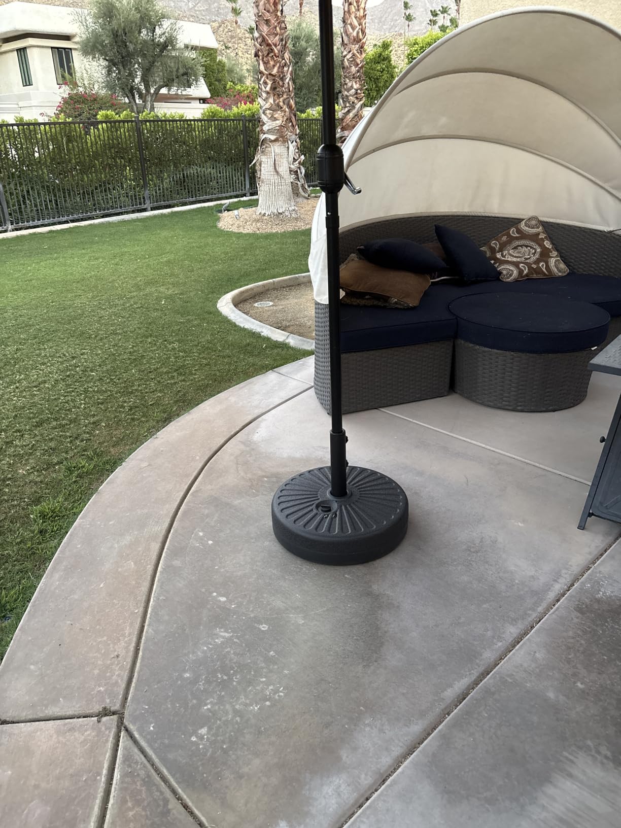JEAREY 81.5lb Max Capacity Patio Umbrella Stand, Outdoor Umbrella Base Water Filled Stand, Heavy Duty Market Umbrella Holder for Patio, Deck, Poolside (Black) customer photo 1