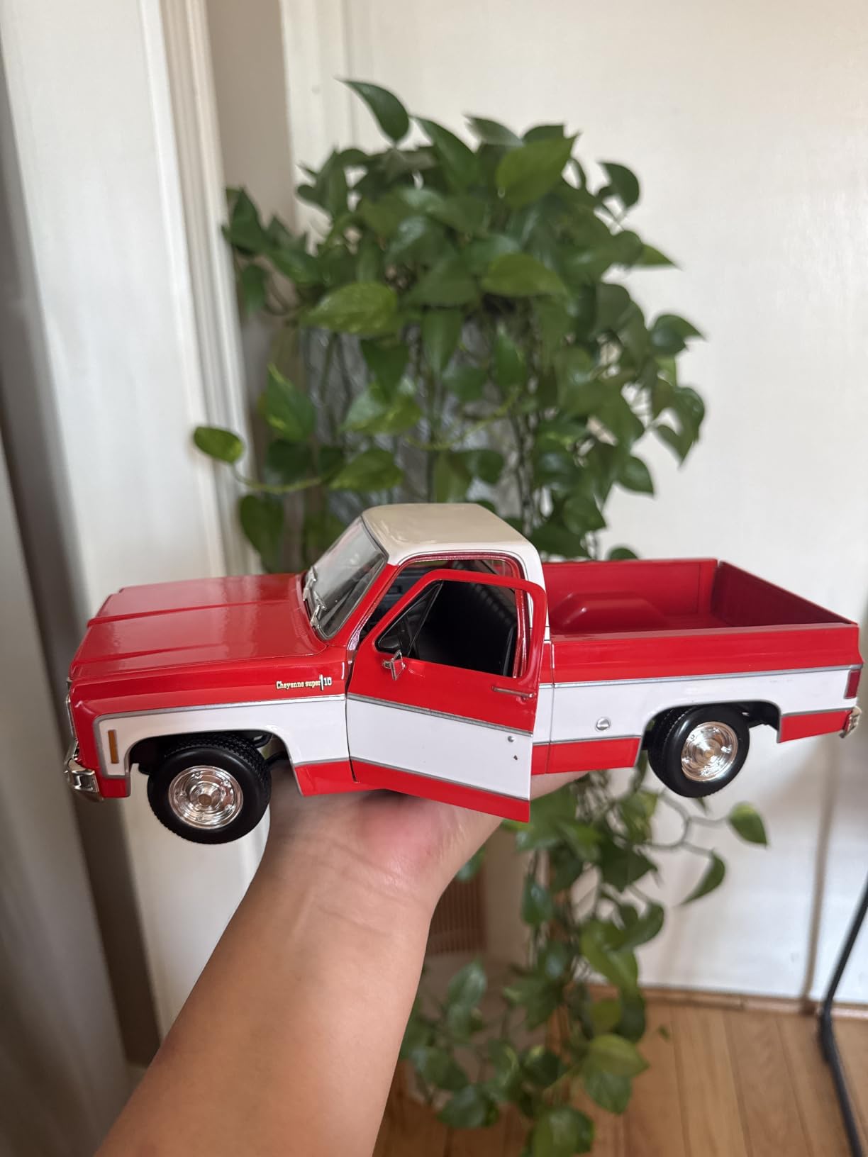 Maisto 1:18 Special Edition 1974 Chevrolet C10 Cheyenne Super customer photo 1