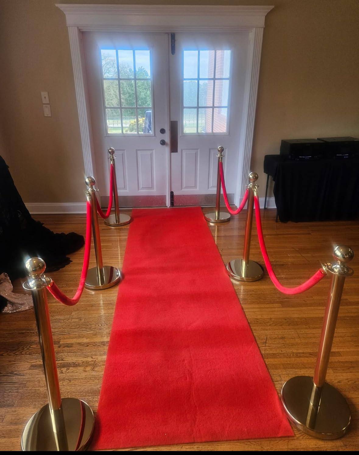 VEVOR Stanchions and Velvet Ropes 4Pcs, Hollow Base with Stainless Steel Post, 2 Red Velvet Ropes and Posts, Crowd Control Barriers Gold Stanchions, Red Carpet Runner Poles for Party Supplies customer photo 1