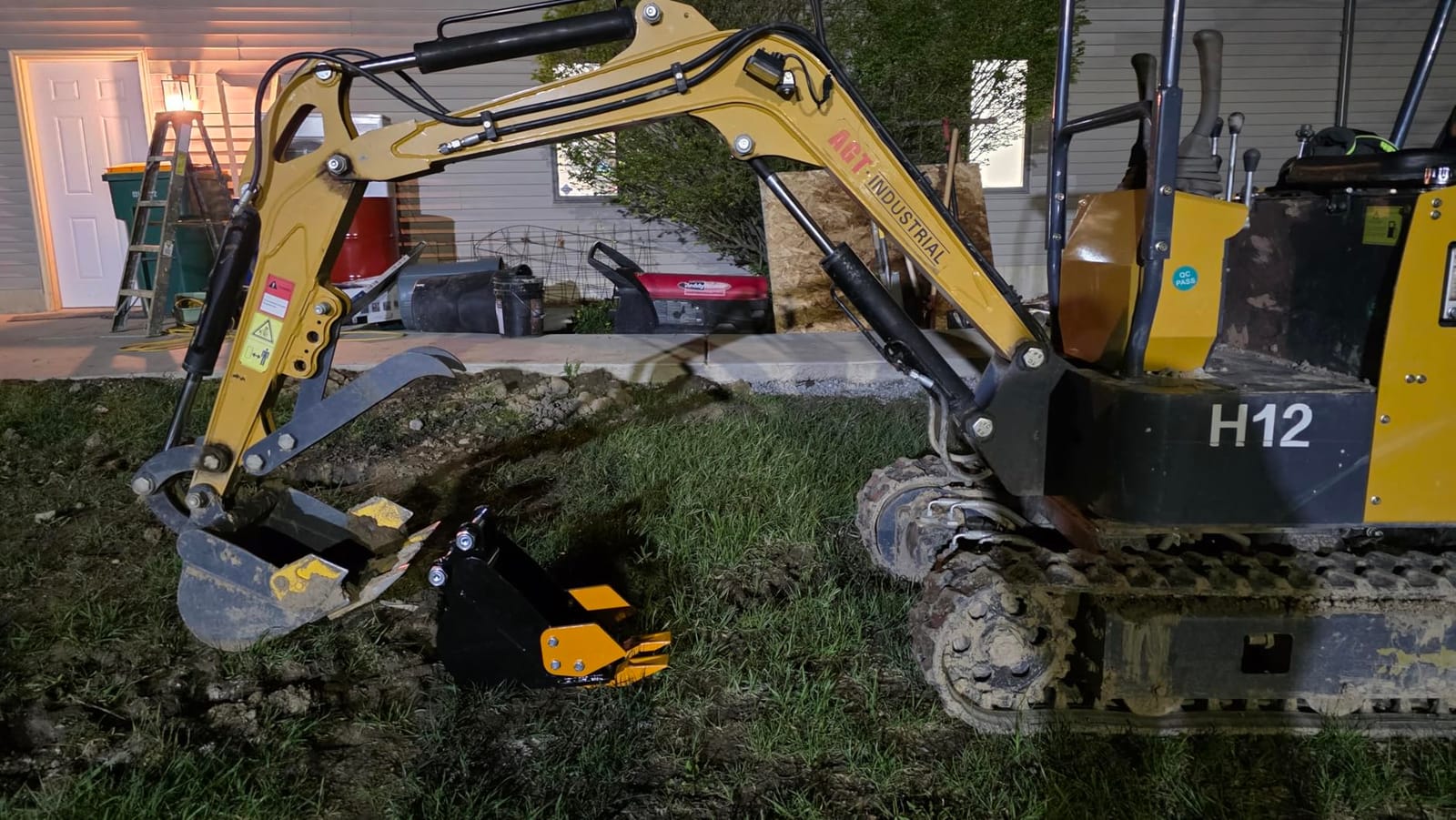MMS 7.87in/200mm Mini Excavator Attachment, Narrow Backhoe Bucket, Manganese Steel Trench Digger Bucket customer photo 1