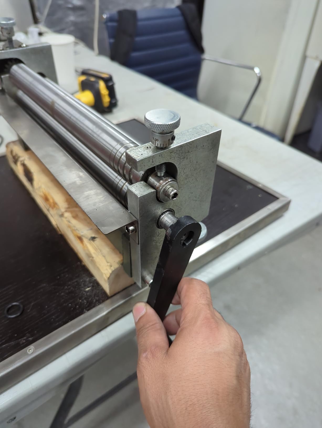 VEVOR Slip Roller, 12.6 inches, Sheet Metal Slip Roll Machine, 20 Gauge Capacity, Rolling Bending Machine with Detachable Rollers customer photo 2