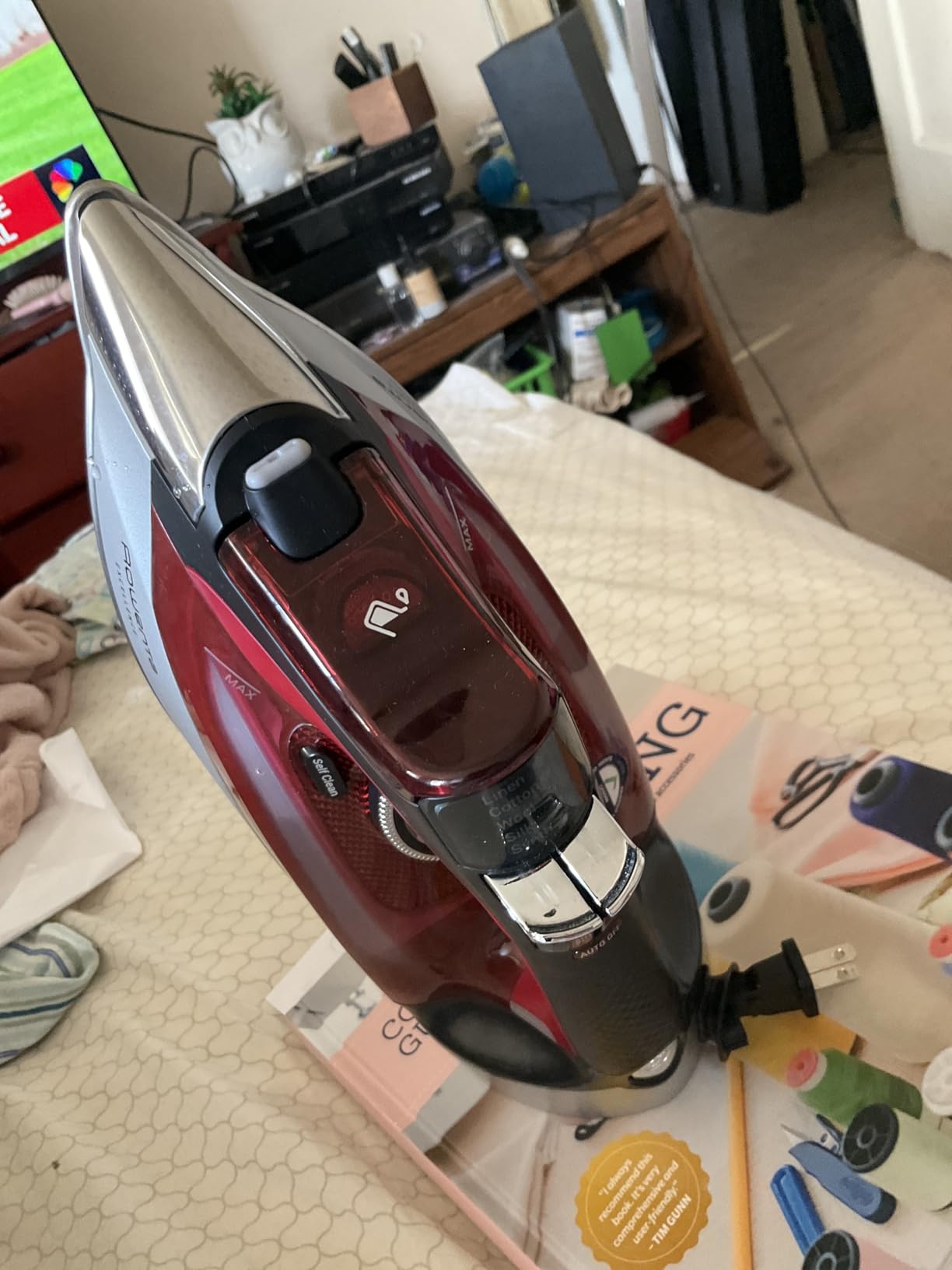 Rowenta Iron, Focus Excellence Stainless Steel Soleplate Steam Iron for Clothes, Retractable Cord, 400+ Microsteam Holes, Powerful steam, LED Display, 1750 W, Cordreel, Red DW5433 customer photo 2