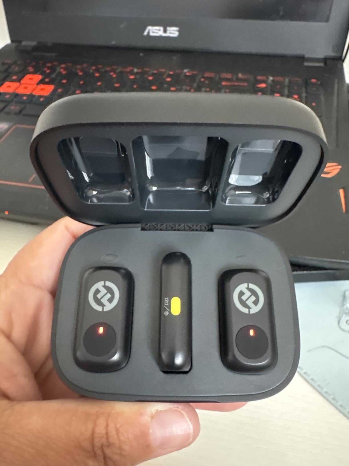 Hollyland Lark A1 Wireless Microphone for iPhone 17/16/15 & Android, 48kHz/24-bit, 3-Level Intelligent Noise Cancel, Mini Mic for YouTube, Podcast, Vlogging (Black, 2TX + USB-C RX + Charging Case) customer photo 1