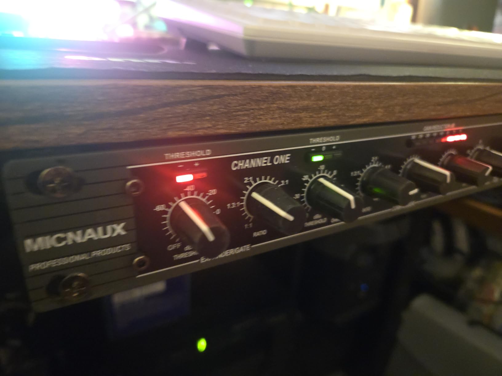 Professional Dual-Channel Black Dynamic Processor Compressor with Noise Gate & Sidechain Insert for Studio, Live & Streaming - 1U Rackmount, XLR/TRS Inputs customer photo 1