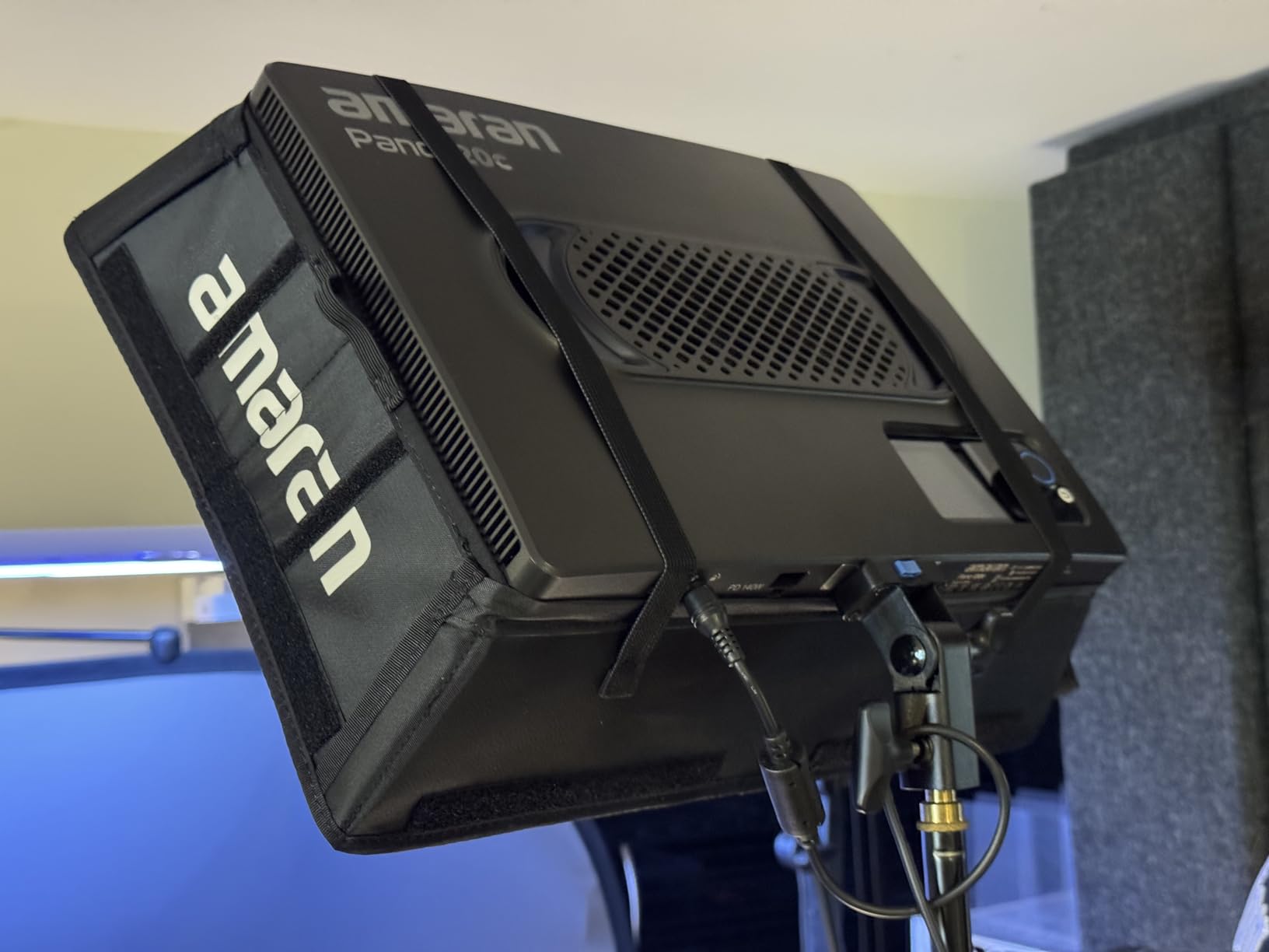 Amaran Pano 120c Kit 120W RGBWW Full Color Led Video Panel Light, CCT 2300K-10000K, App Control, USB-C PD, with Softboxes and Bag for Video, Streaming, Photography customer photo 2
