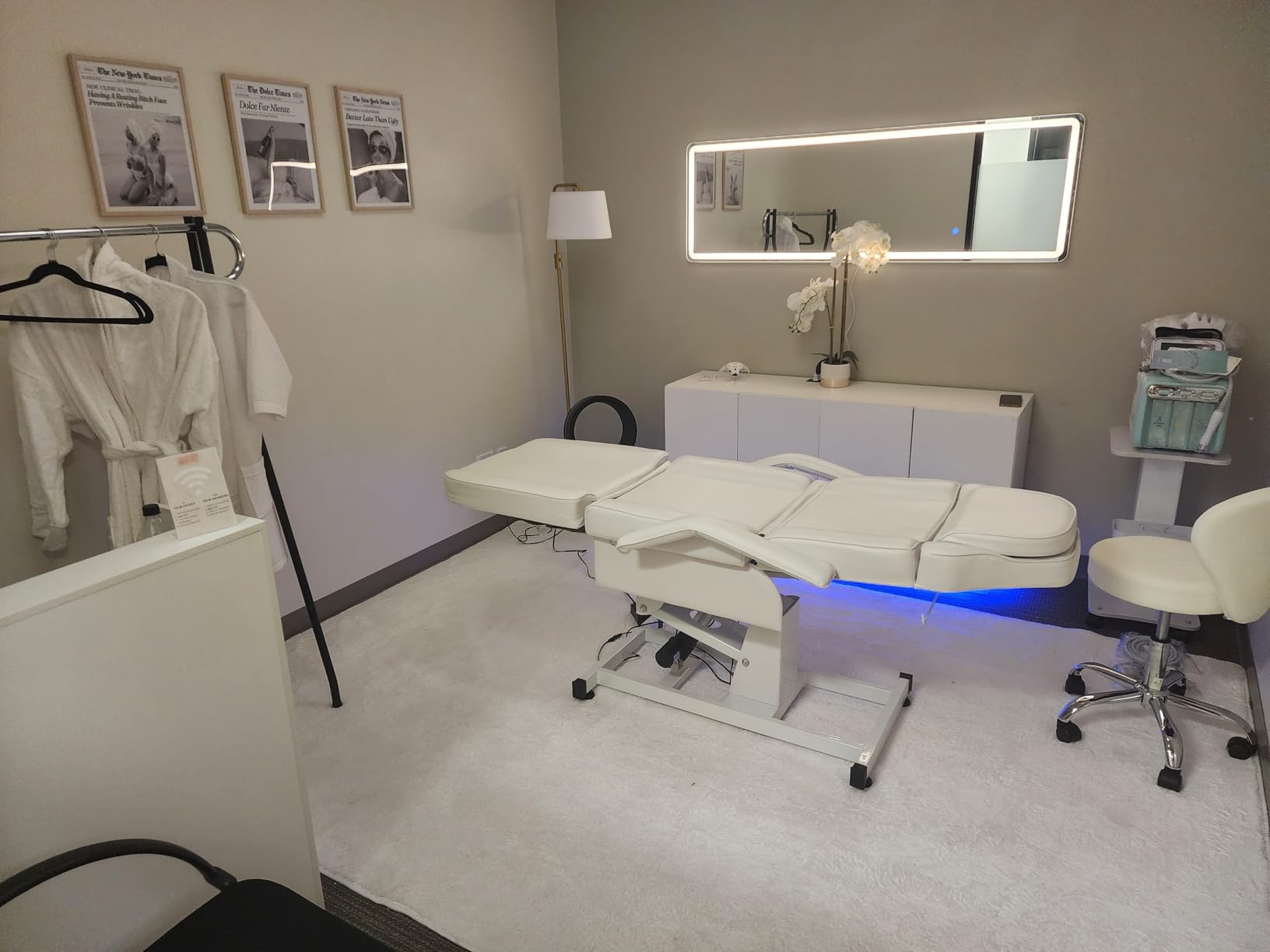 OmySalon Reception Desk with Counter, Small Front Desk w/Lockable Drawer, Wooden Modern Reception Table for Salon Lobby Office Home (White, 32) customer photo 2