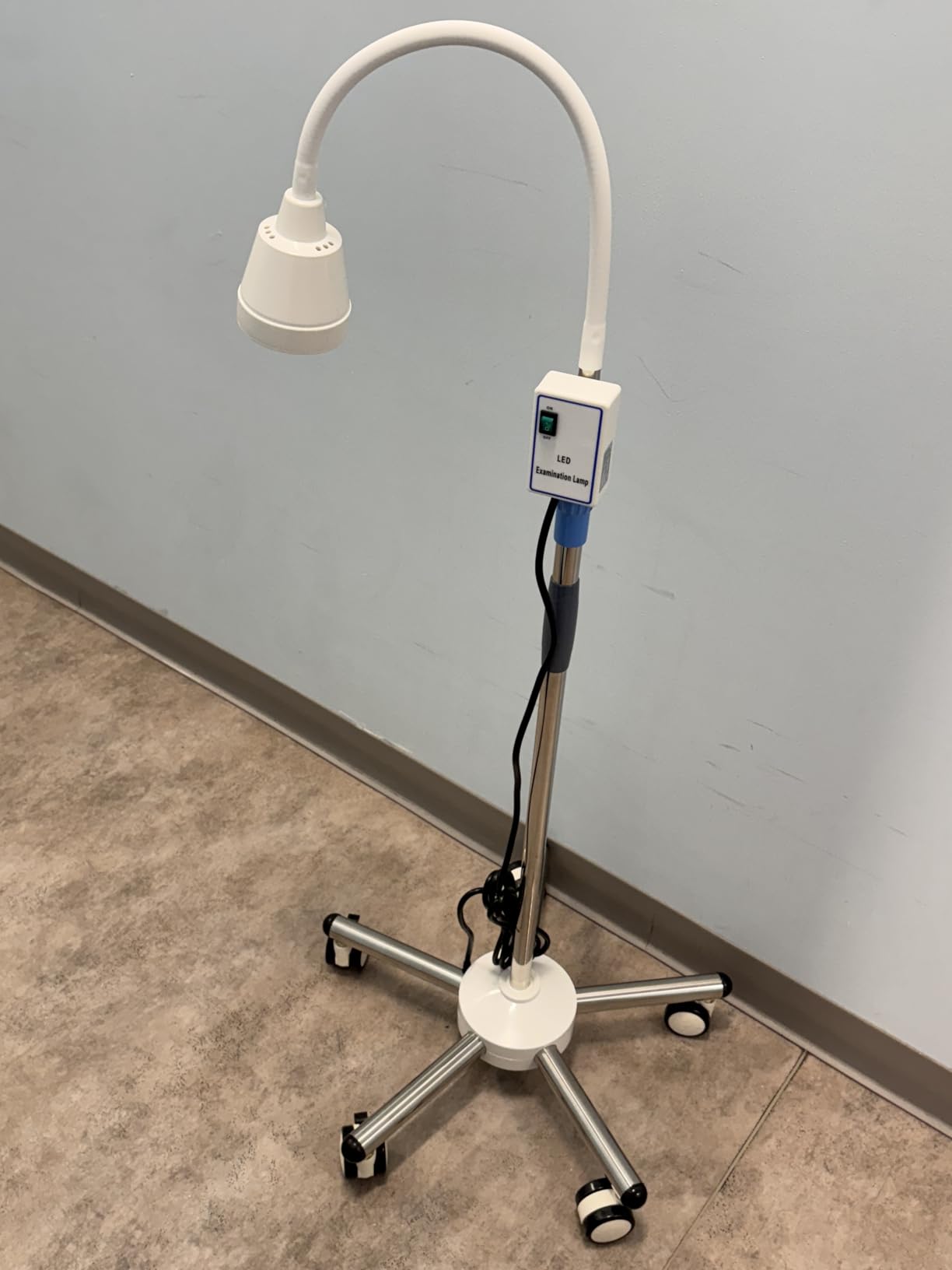 21W LED Medical Exam Lamp Surgical Examination Light with 360° Adjustable Illumination, Floor Stand Type Dental-Oral & Gynaecology Outpatient Cold Light Lamp for Clinical Examinations customer photo 1