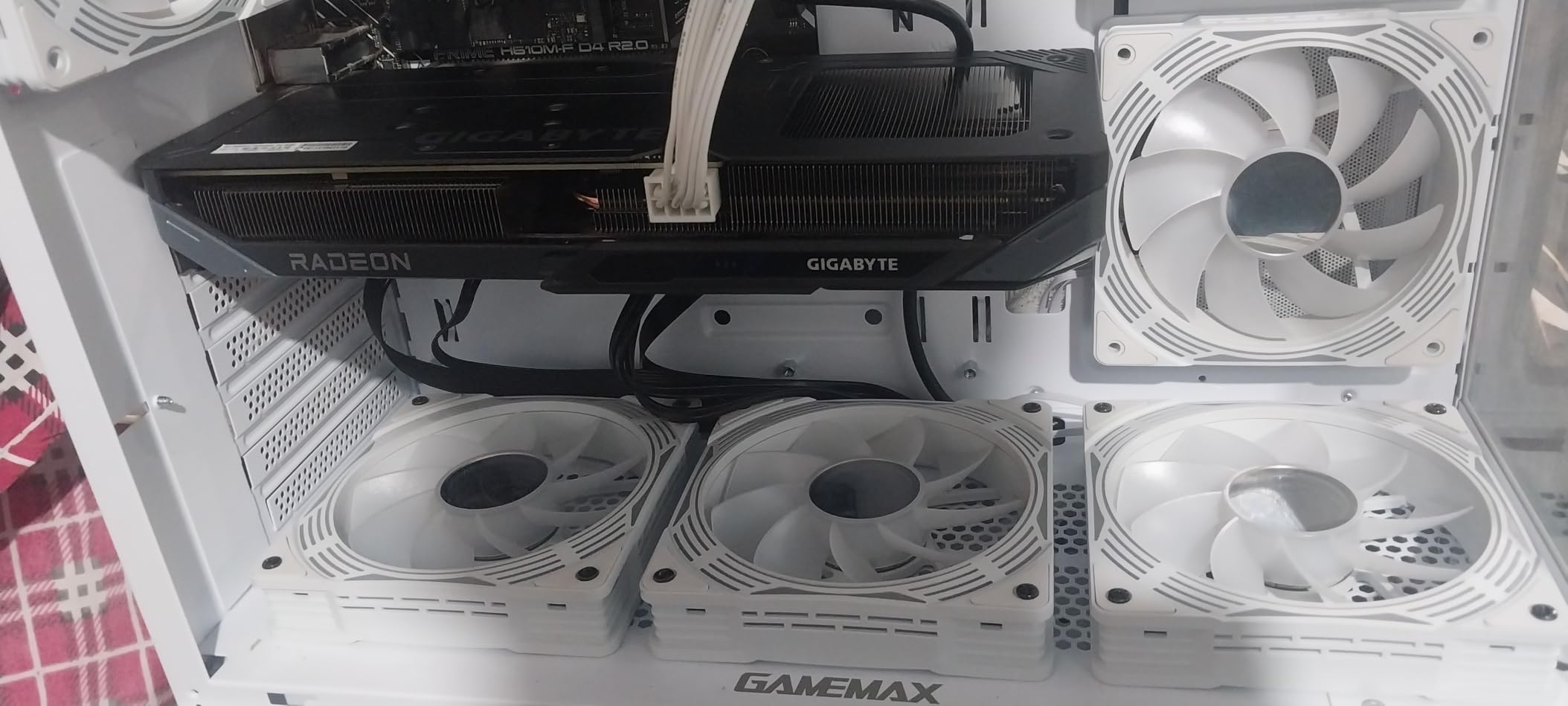 GIGABYTE Radeon RX 9060 XT Gaming OC 16G Graphics Card customer photo 2