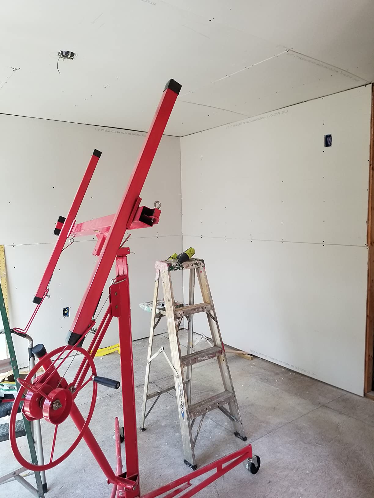 VEVOR 11ft Drywall Lift, Heavy-Duty 150 lbs Sheetrock Hoist with Adjustable Telescoping Arm, Lockable Wheels, Drywall Lifter Panel Jack Hoist Tools Ideal for Ceiling & Wall Installation (Black) customer photo 2