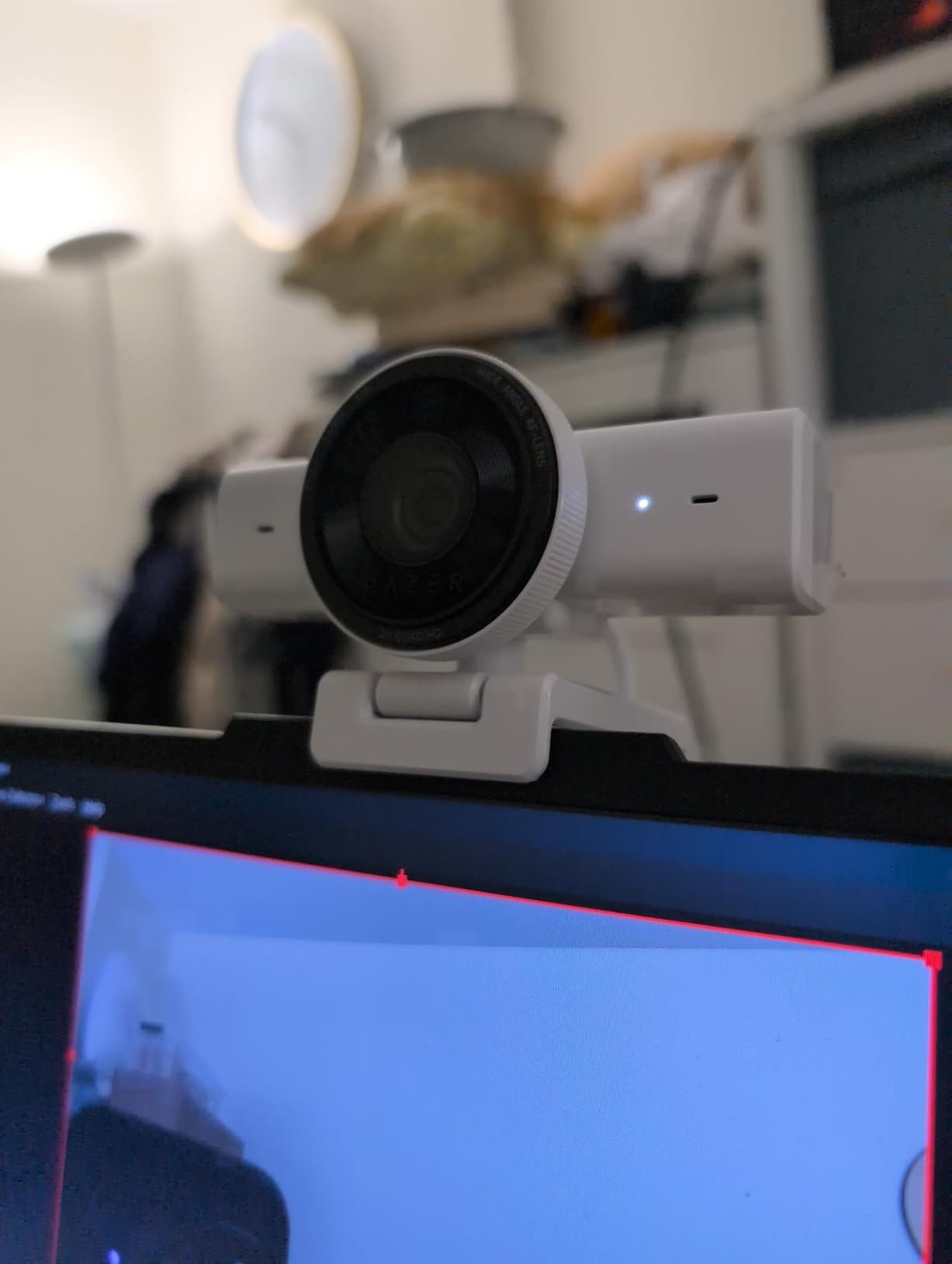 Razer Kiyo V2 X Streaming Webcam: 1440p 60 FPS - Auto Focus - Built-in Microphone - Wide Angle Lens - Integrated Privacy Shutter customer photo 1
