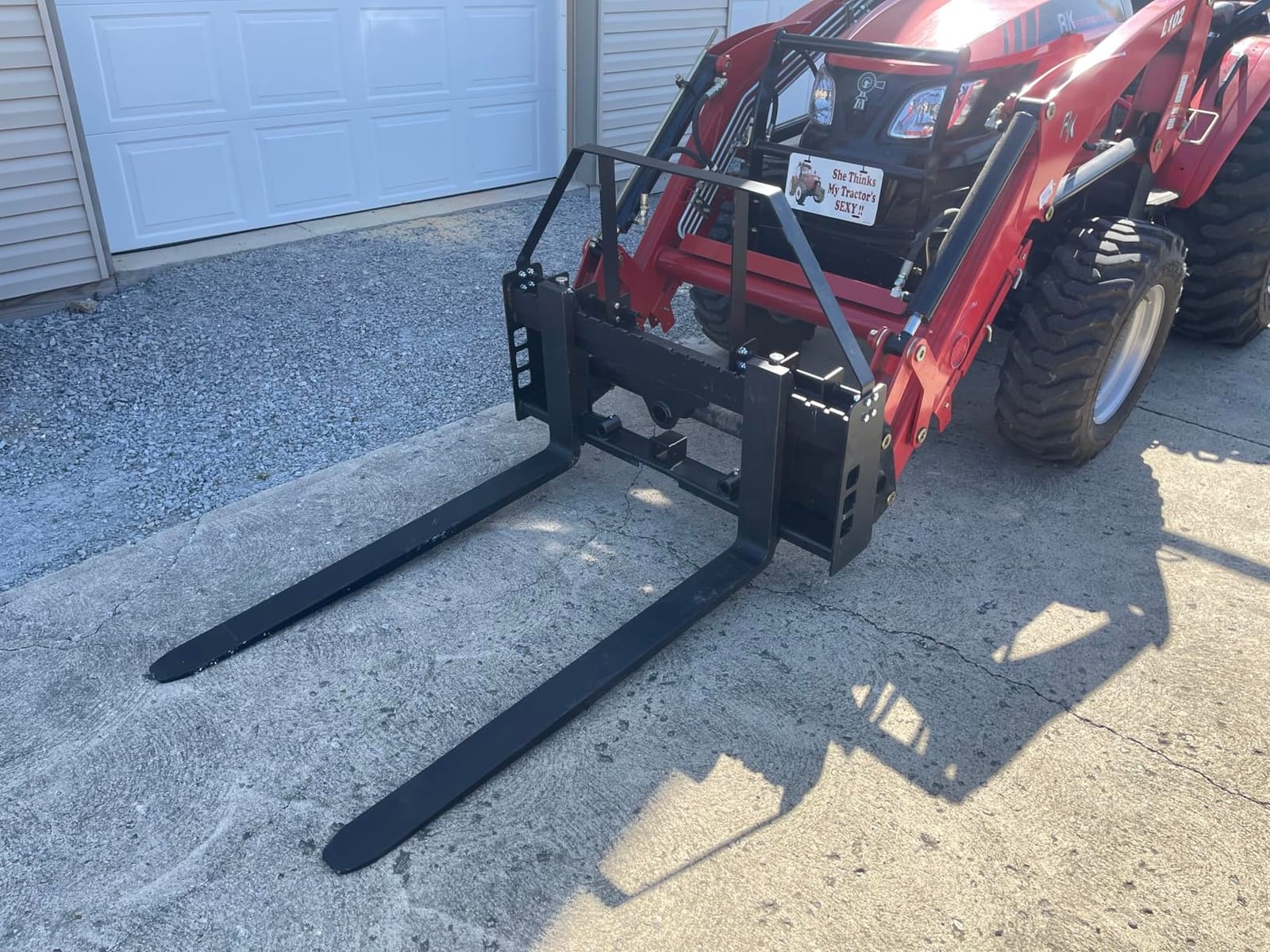 VEVOR Skid Steer Pallet Forks, 4000 lbs Rated Capacity, Pallets Fork Frame Attachment with 42-inch Pallet Forks Forklift Blades, 2-inch Hitch Receiver & Spear Sleeves, Fit for Skid Steers, Tractors customer photo 2