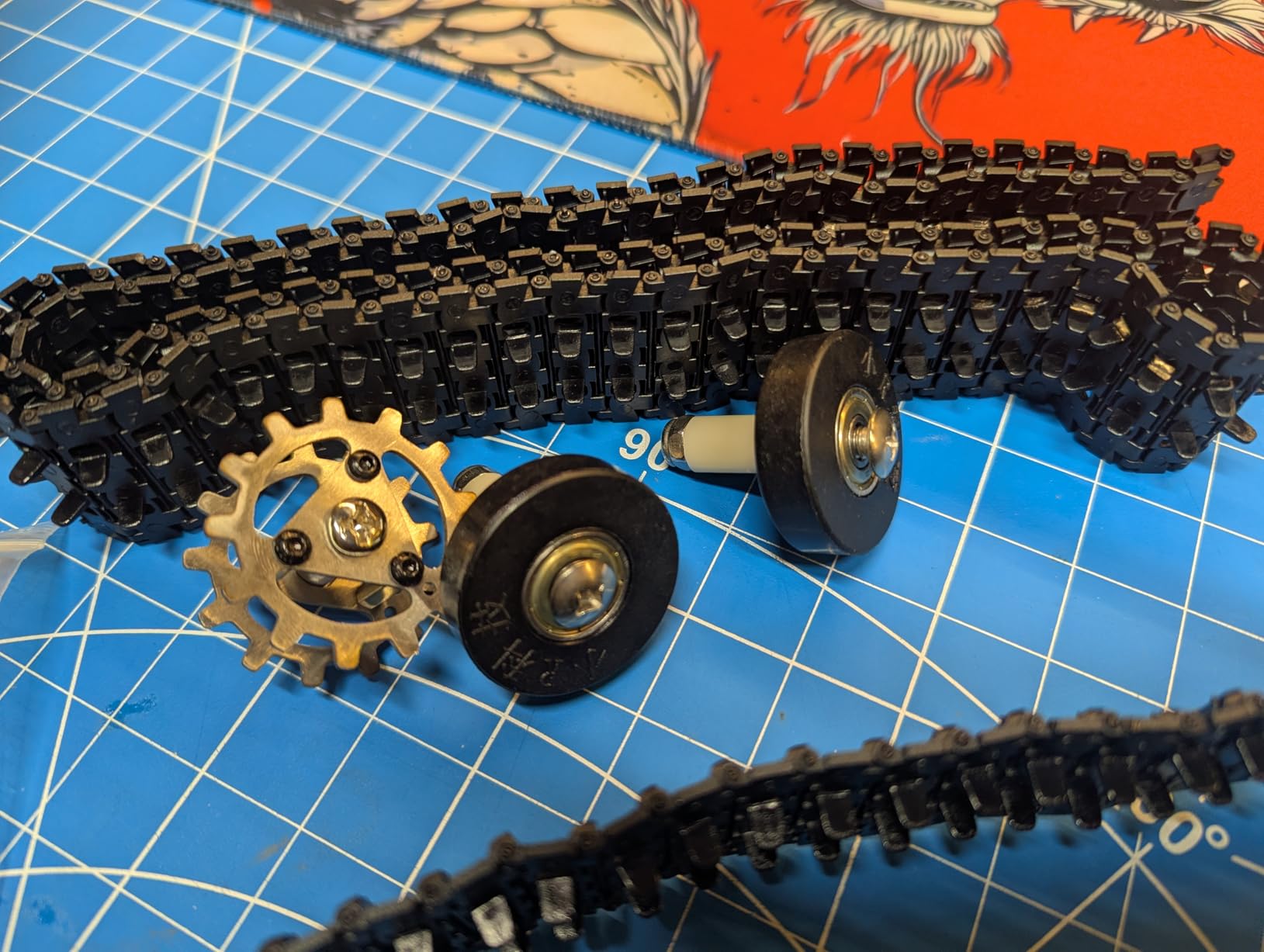 Tank Track Kit for RC Car Robot DIY with Drive Gears & Tool | Adjustable tank tracks kit, drive gears, pin removal tool, 100-piece tracks, stainless steel wheels, for RC cars/robots/DIY customer photo 1