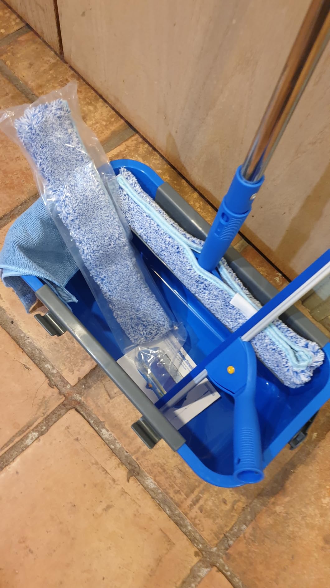 PIMEKOY Window Cleaning Kit with Bucket, Squeegee and Scrubber for Outdoor - Professional Window Washing kit, 61