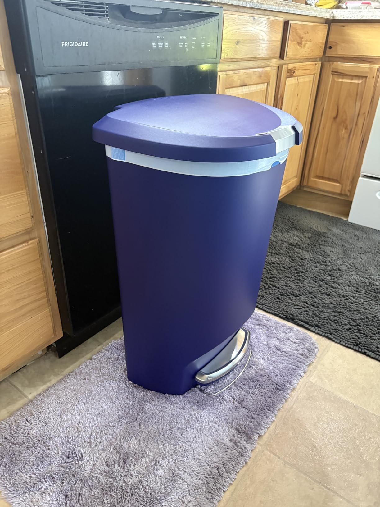 simplehuman Semi-Round Step Can, 50L / 13 Gallon Kitchen Trash Can, Studio Edition, Pet-Proof Slide Lock, 150,000-Step Pedal, Lid Shox Silent Close, Hunter Green Plastic customer photo 2