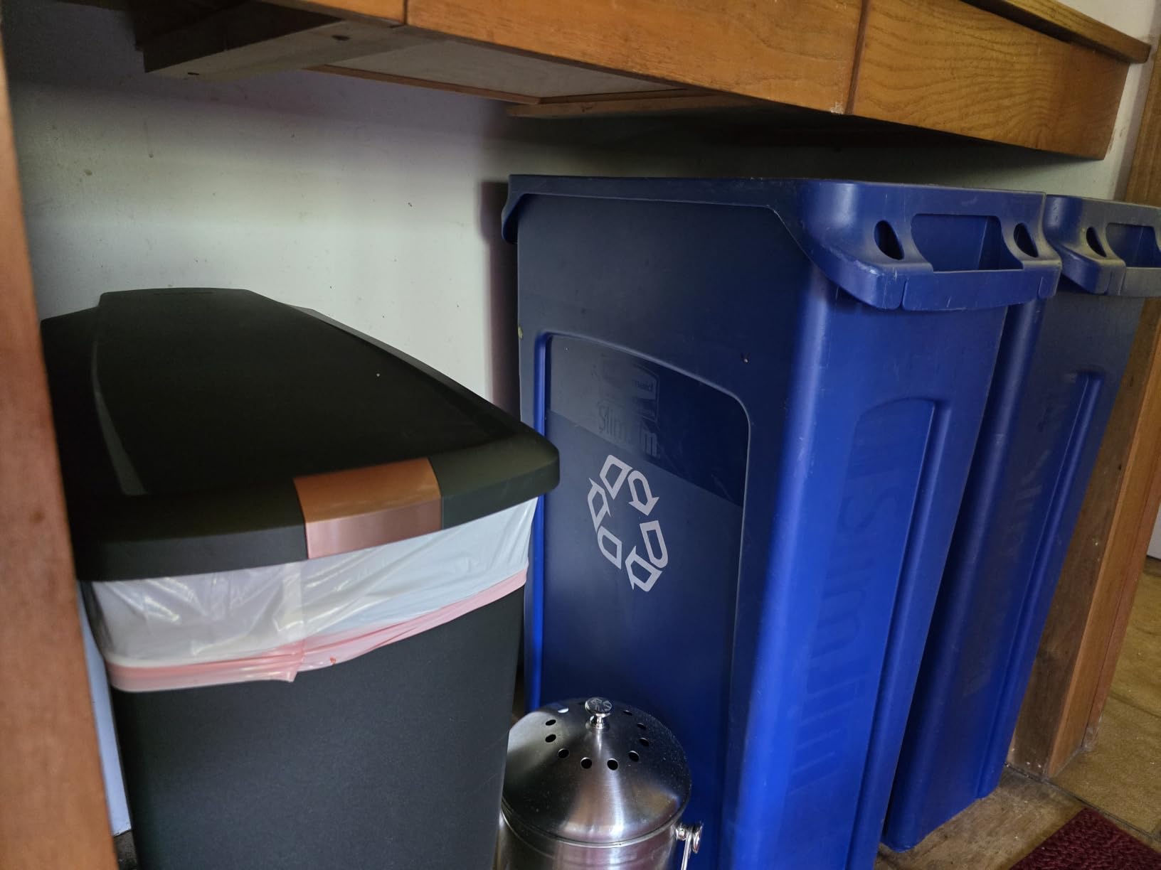 simplehuman Slim Step Can, 40L / 10.6 Gallon Space-Efficient Kitchen Trash Can, Studio Edition, Pet-Proof Slide Lock, 150,000-Step Pedal, Wheels, Hunter Green Plastic customer photo 2