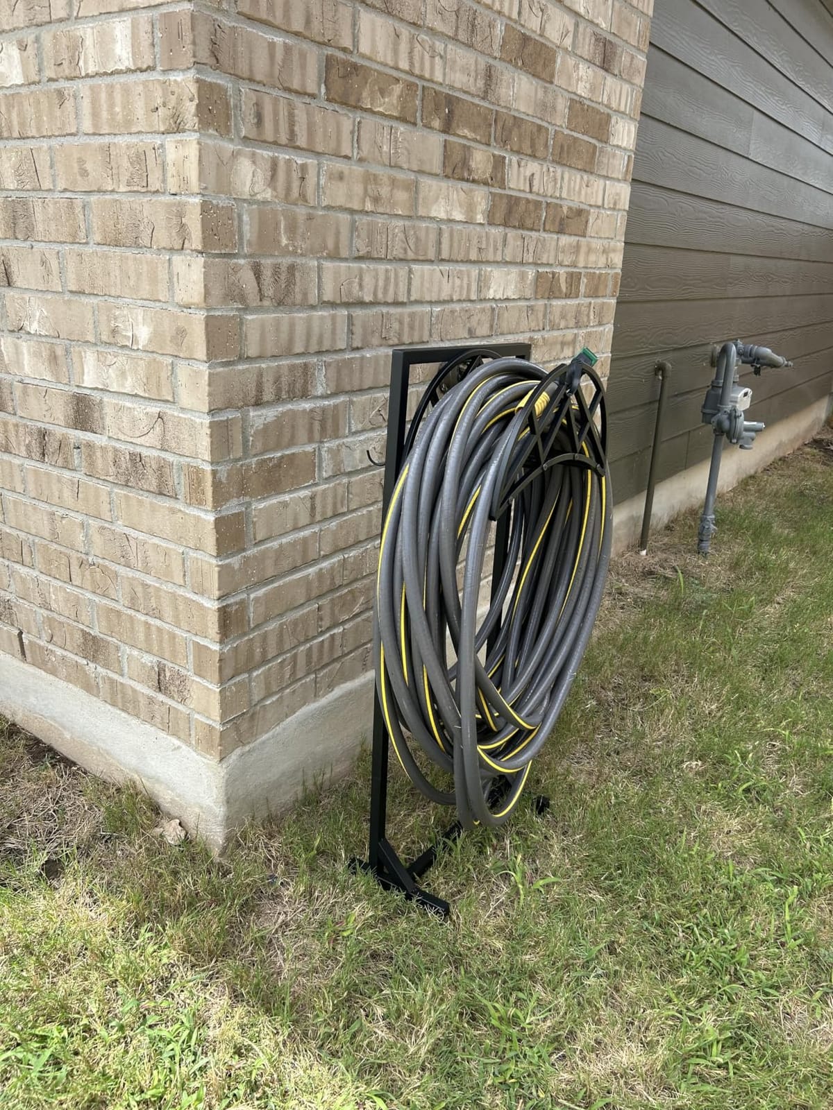 Garden Hose Reel, Heavy Duty Water Hose Holder for Outside | Freestanding Metal Hose Stand Holds Up to 150 FT, Outdoor Hose Storage Rack and Organizer for Garden, Yard and Patio customer photo 1