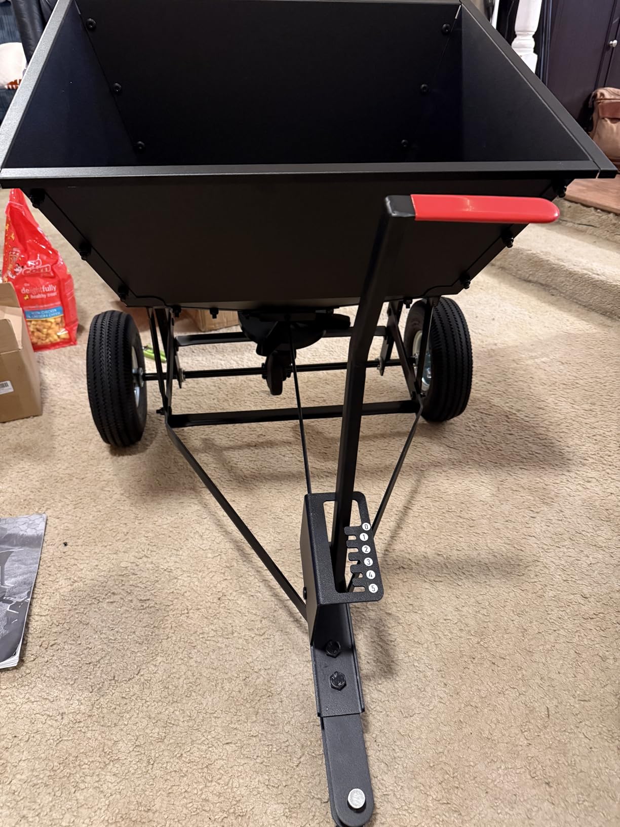 Suchtale Tow-Behind Broadcast Spreader, 130 lbs Capacity, Heavy Duty Fertilizer and Seed Spreader with Adjustable Flow Control Lever, 10