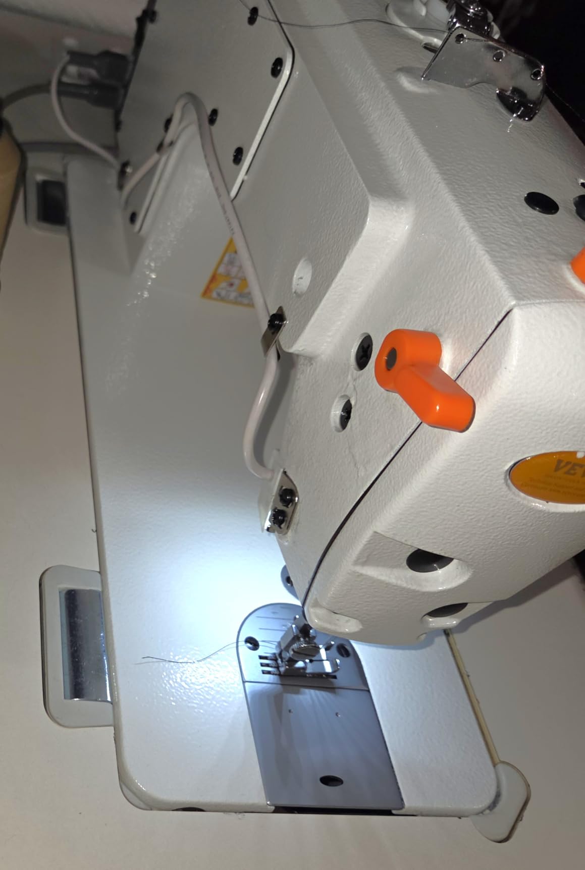 VEVOR Industrial Lockstitch Sewing Machine, 550W Commercial Set with Servo Motor & Table Stand, 5000 SPM High Speed, Metal Frame, LCD Panel, LED Light for Cotton Wool Denim Leather Canvas customer photo 2