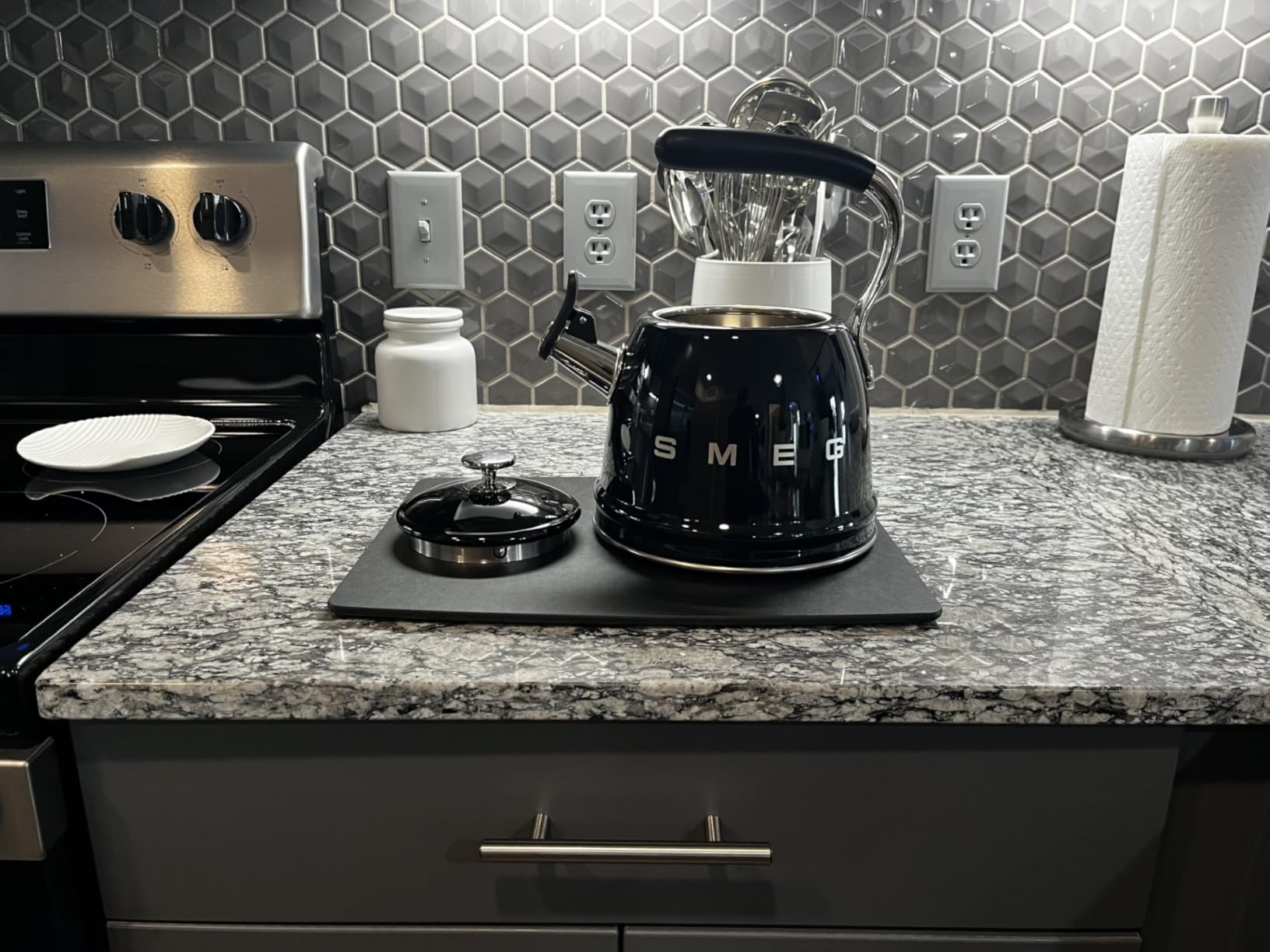 SMEG Stovetop Whistling Kettle – 50s Retro Style, 2.3 Liter (10 Cup / 2.4 Quart) Stainless Steel Tea Kettle with Iconic Design & Whistle – Premium Kitchen Statement Piece (Silver) customer photo 1