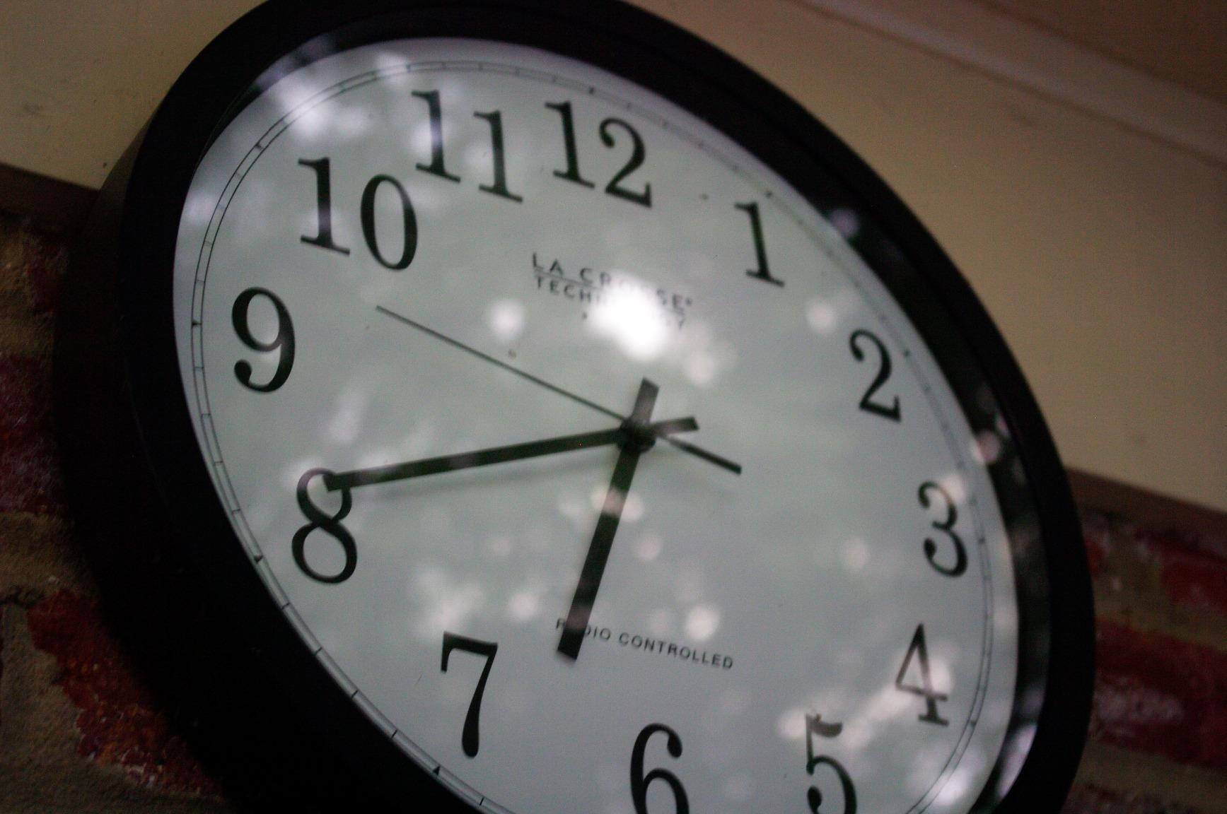 La Crosse Technology Wall Clock, Plastic, 14-inch Dia. (WT-3143A) (WT-3143A-INT) customer photo 1