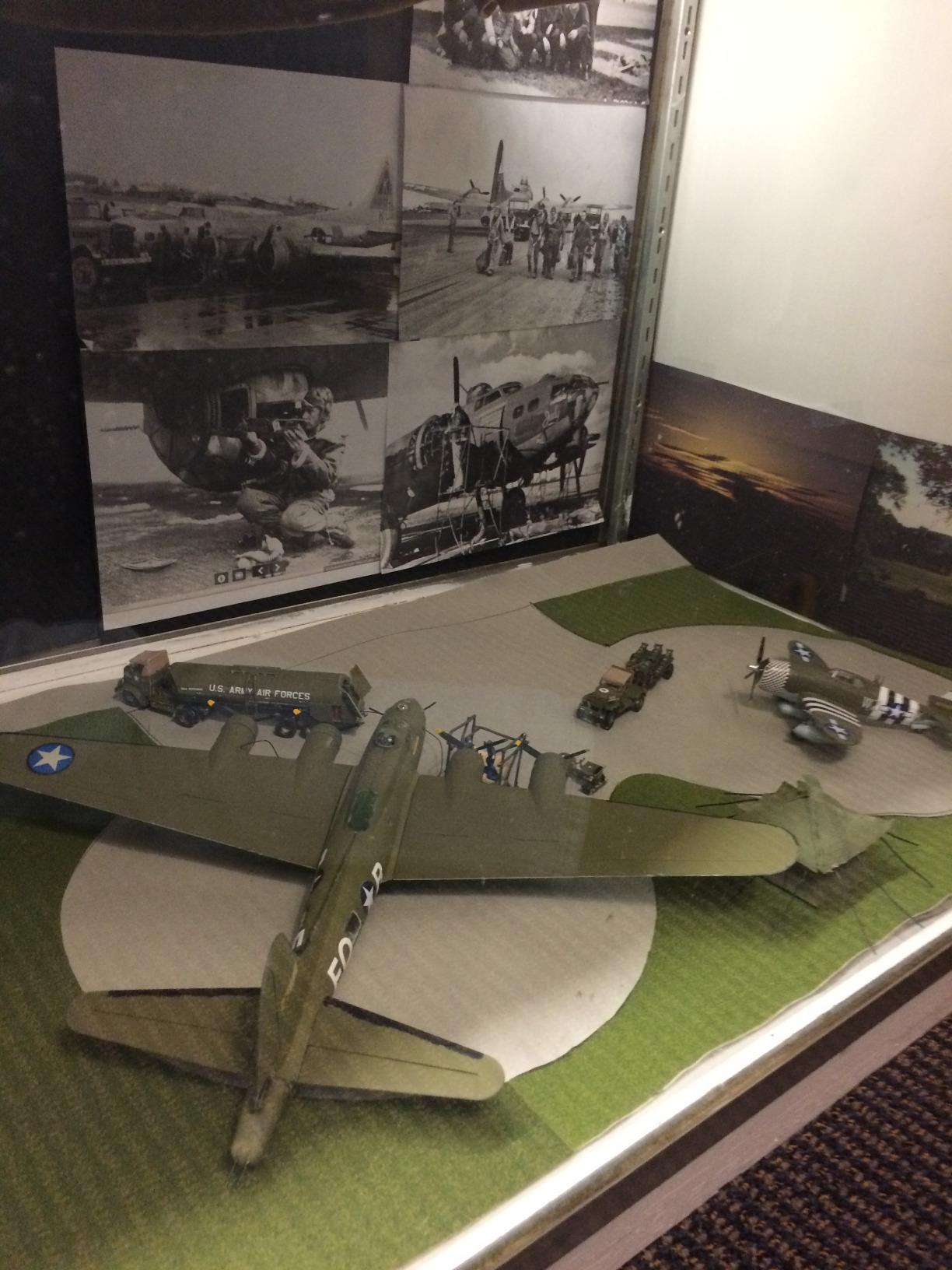 Airfix A05330 WWII RAF Bomber Re-Supply Set, 1:72 Scale, Green,grey customer photo 1