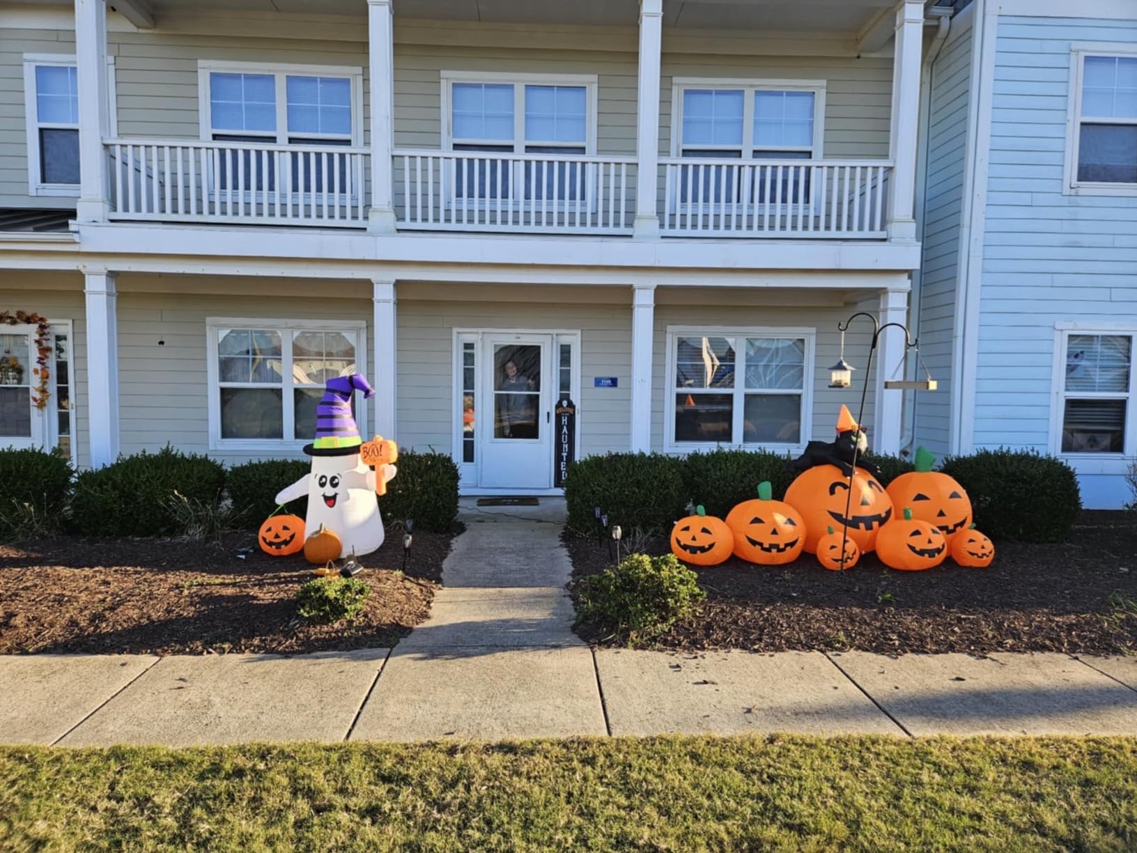 Joiedomi 7 FT Long Halloween Inflatables Pumpkin Outdoor Decorations, 7 Pumpkins Outside Decoration with Witch's Cat with Build-in LEDs Blow Up Inflatables for Party Yard Lawn Garden Decor customer photo 1