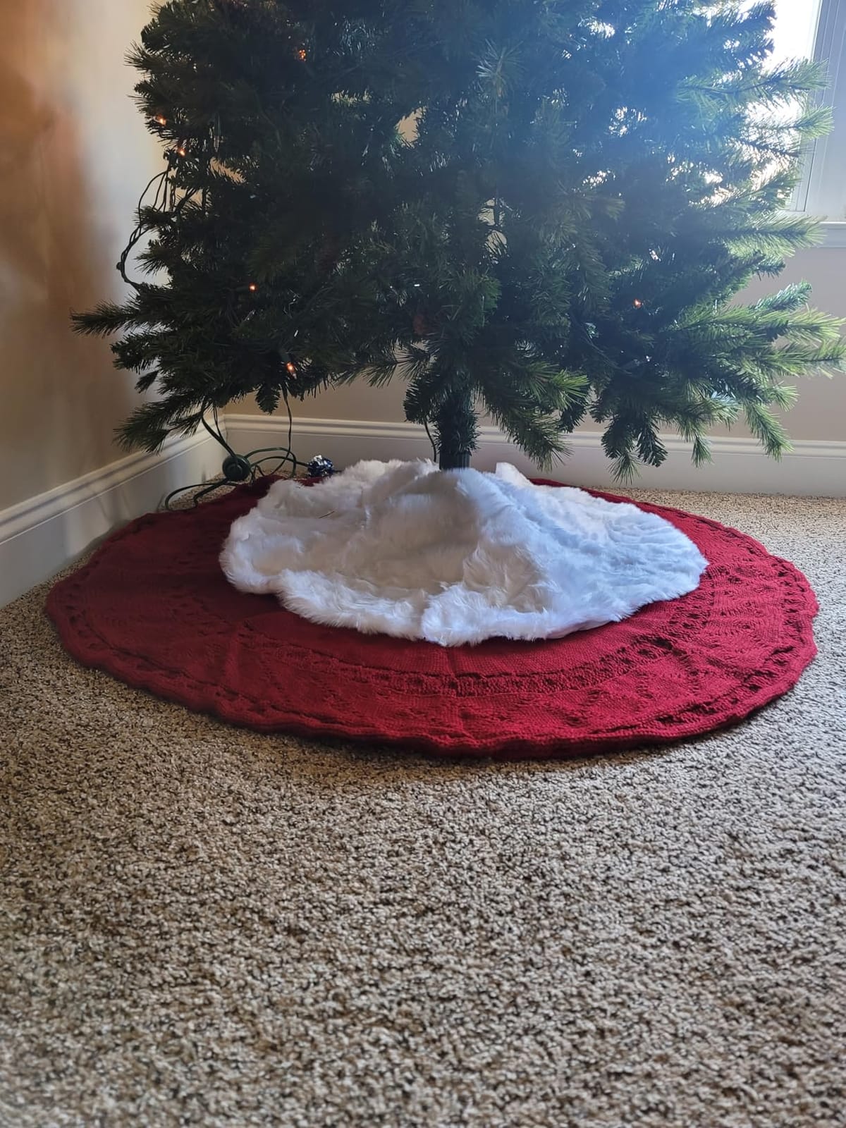 AISENO 48 Inch White Faux Fur Christmas Tree Skirt, Luxury Plush Tree Base Cover for Holiday Party and Home Christmas Decor customer photo 1