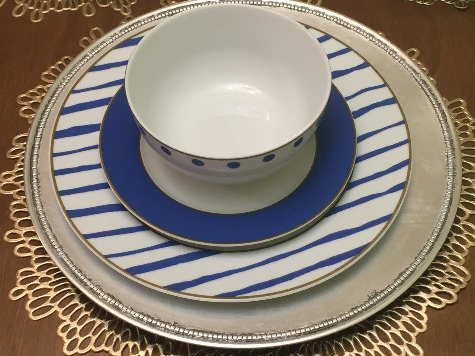 Amazon Basics 18-Piece Complete Kitchen Dinnerware Set, Microwave and Dishwasher Safe, Plates, Dishes, Bowls for Everyday Use, Service for 6, White Porcelain Coupe customer photo 1
