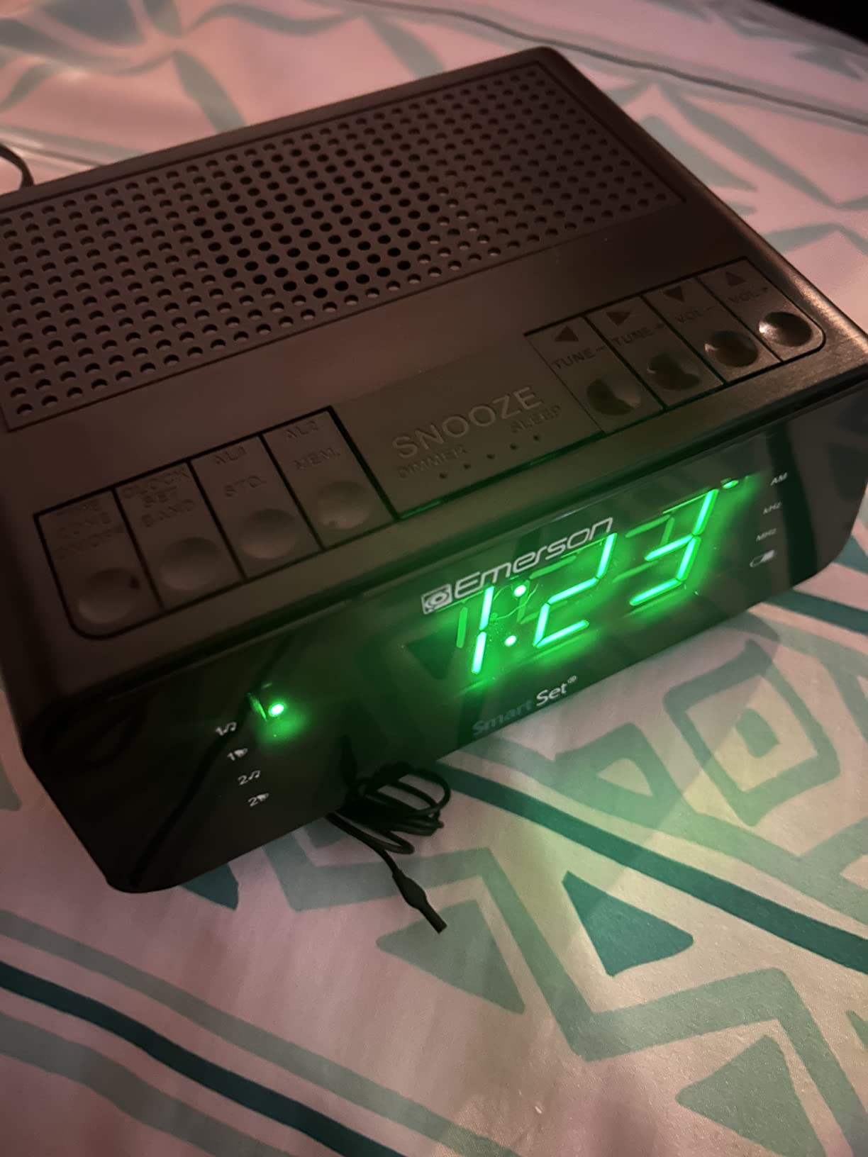 Emerson SmartSet Dual Alarm Clock Radio with AM/FM, Auto Time Setting, Sleep Timer, Snooze, 20 Presets, Easy-to-Read .9-inch Jade Green Dimmable LED Display, CKS1900 customer photo 1