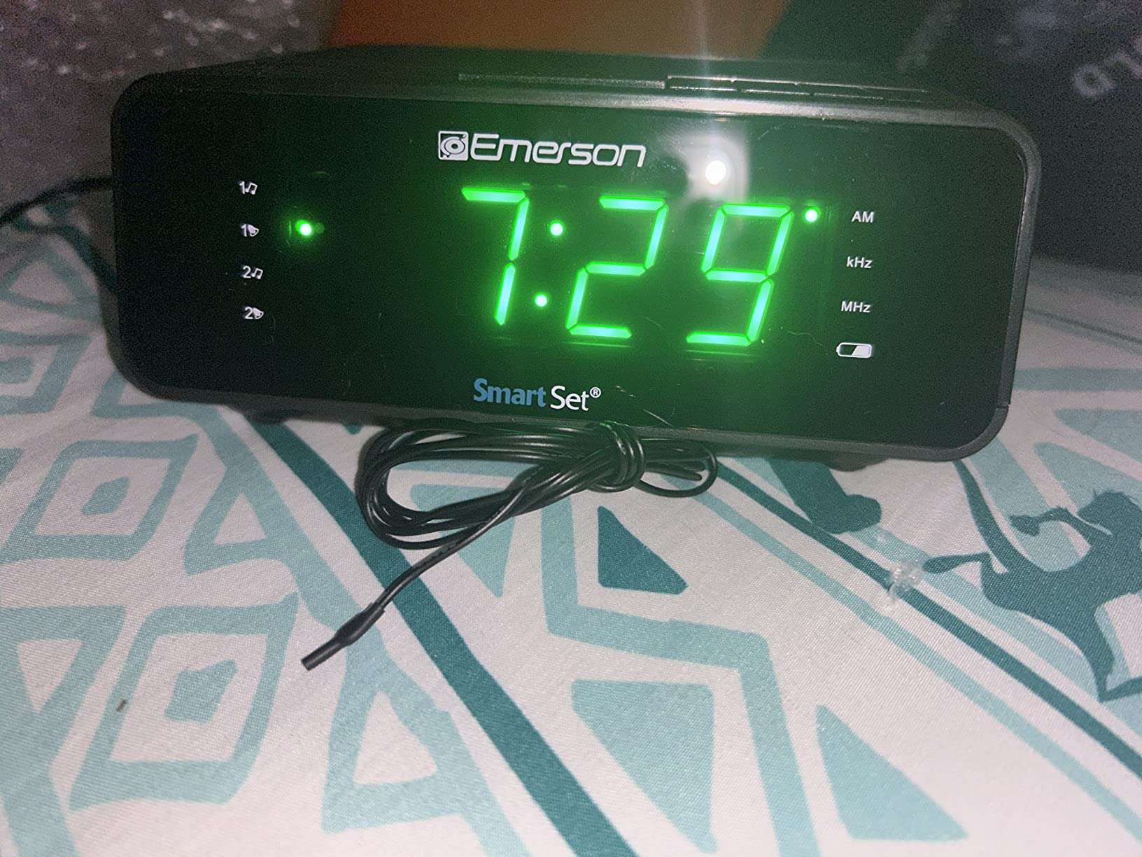Emerson SmartSet Dual Alarm Clock Radio with AM/FM, Auto Time Setting, Sleep Timer, Snooze, 20 Presets, Easy-to-Read .9-inch Jade Green Dimmable LED Display, CKS1900 customer photo 2