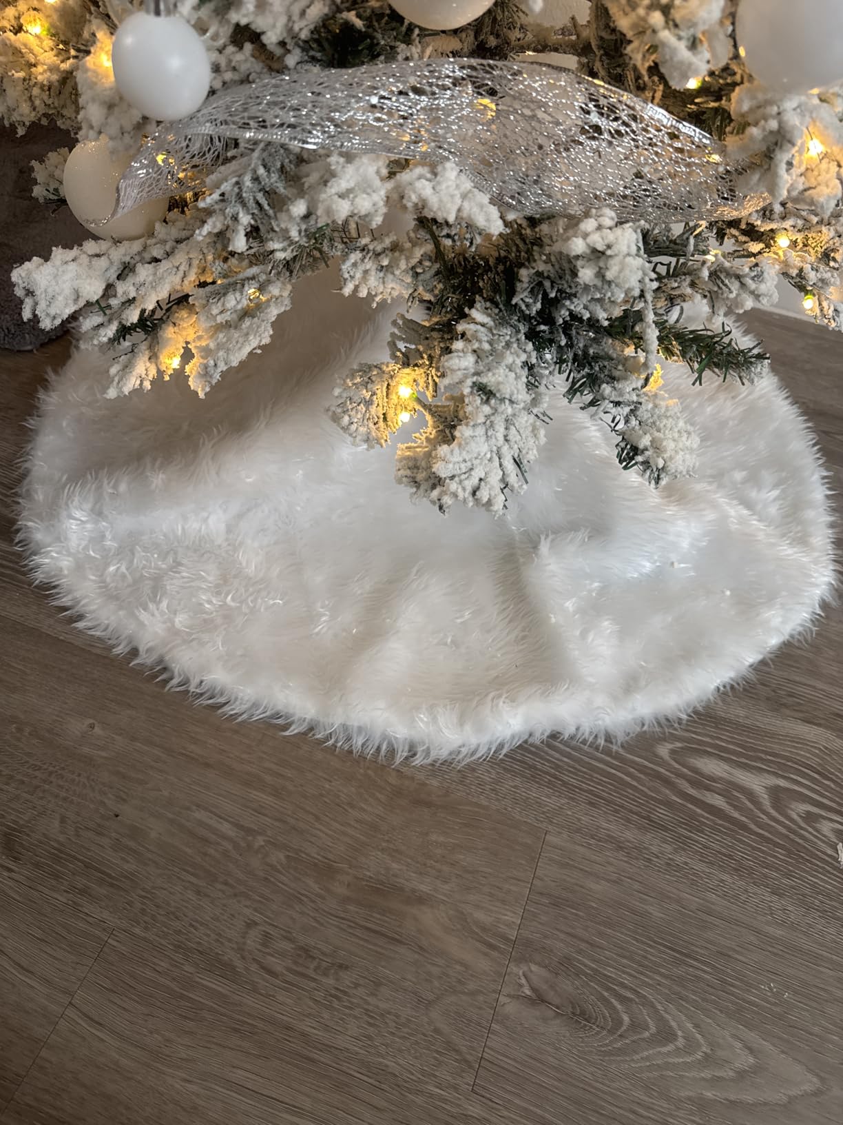 Konsait Plush Christmas Tree Skirt - Round Snow White Xmas Tree Mat Base Cover for Holiday Home Decorations,31Inch/78CM customer photo 1