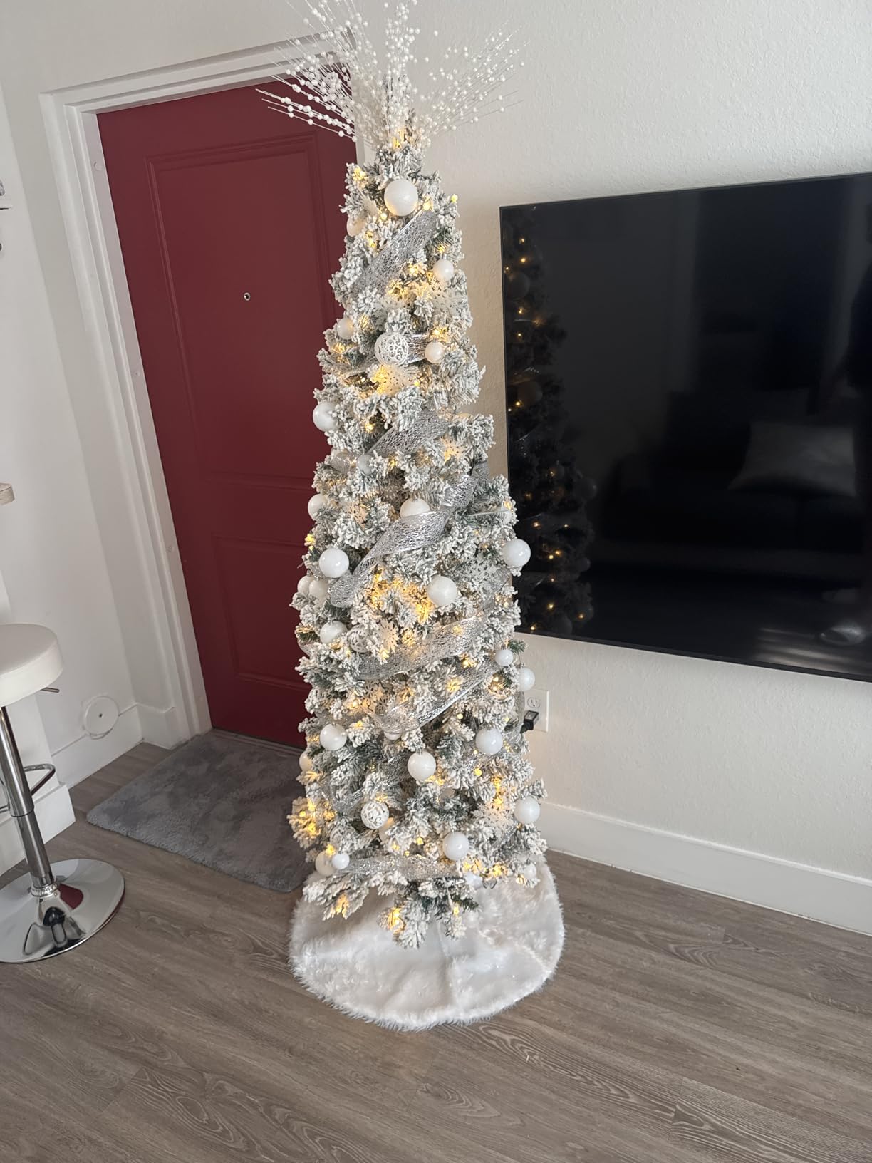 Konsait Plush Christmas Tree Skirt - Round Snow White Xmas Tree Mat Base Cover for Holiday Home Decorations,31Inch/78CM customer photo 2