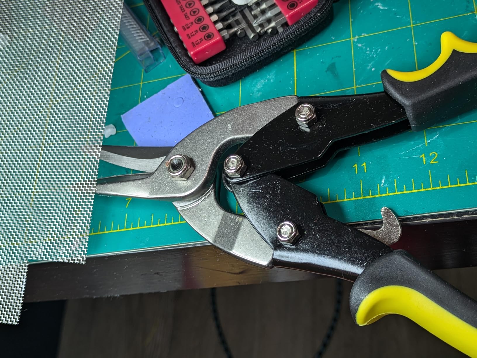 Amazon Basics Straight Cut Aviation Tin Snips, Metal Cutters with Safety Latch customer photo 1